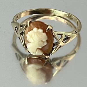 Gold 9ct Yellow Gold Classic Cameo Ring UK Size M Pre Owned