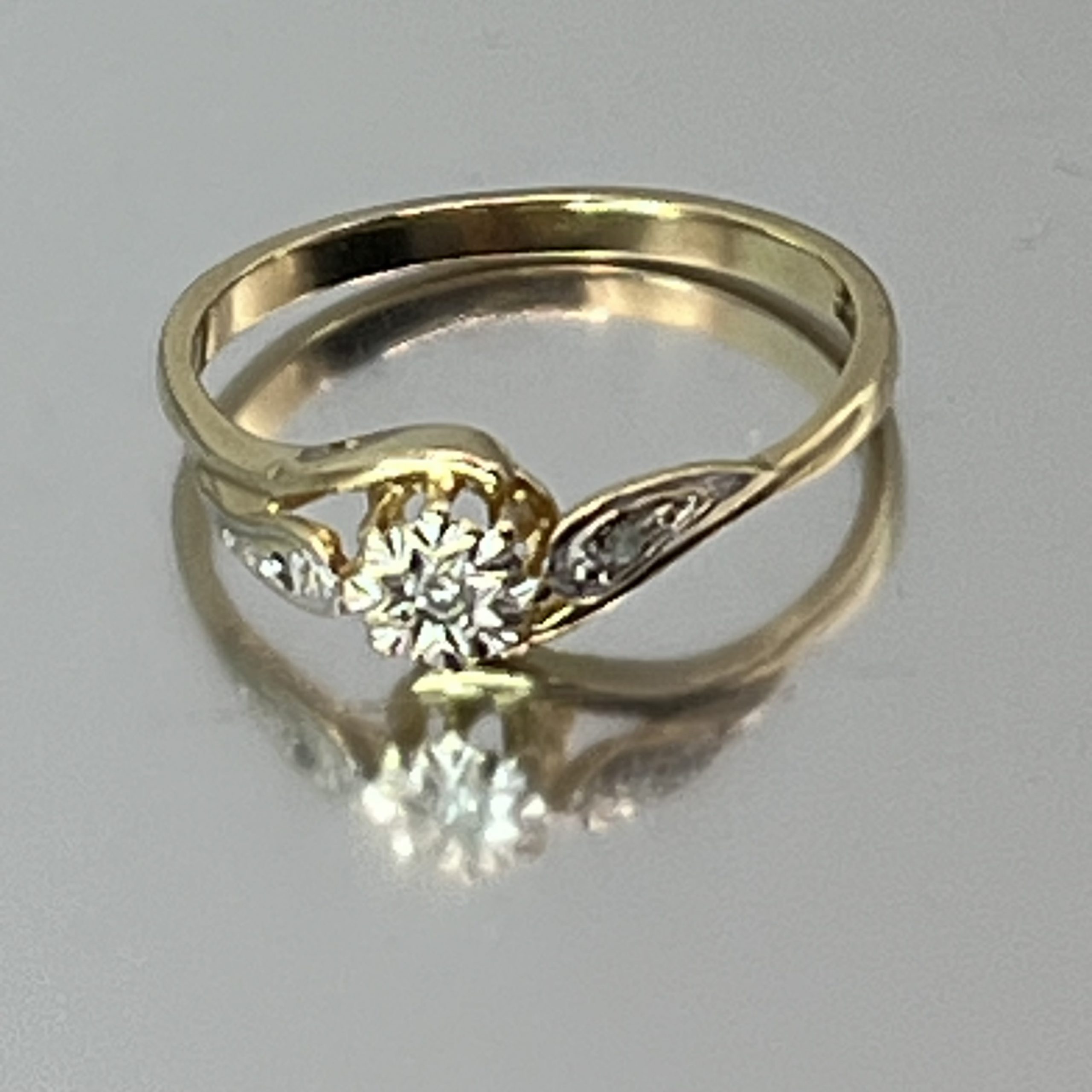 9ct Yellow Gold Diamond Solitaire Ring Size M1/2 Pre Owned