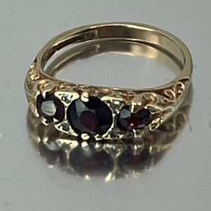 9ct Yellow Gold Vintage 3 Garnet Ring UK Size N1/2 Pre Owned