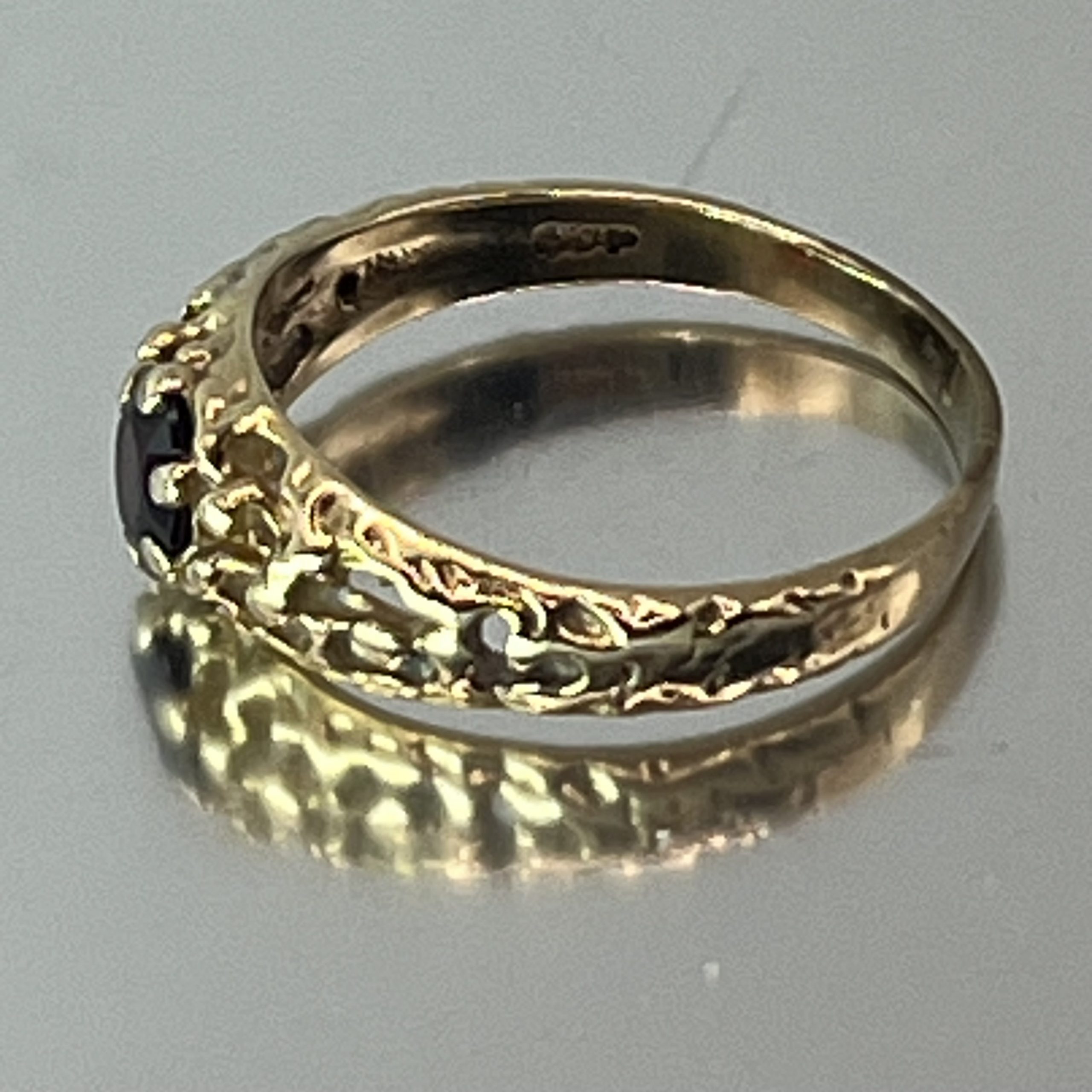 9ct Gold Garnet Vintage Stacking Ring UK Size Q1/2 Pre Owned - Image 2