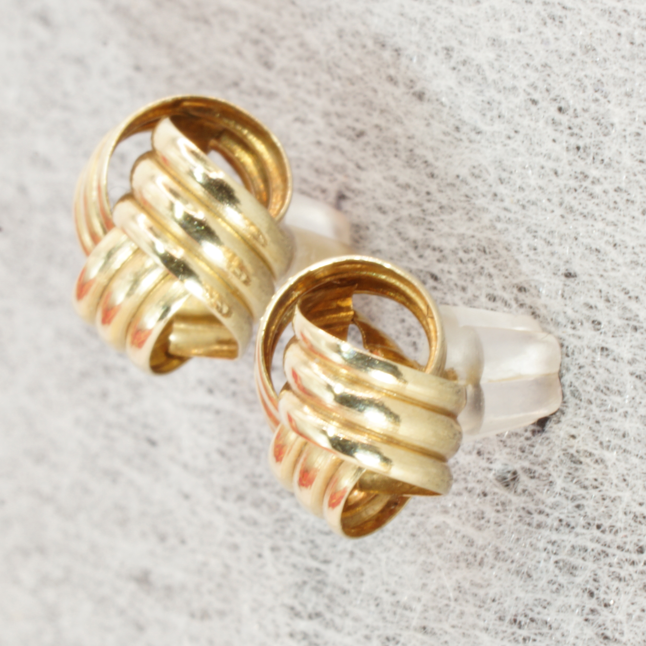 9ct Gold Lovers Knot Style Stud Earrings Pierced Ears Pre Owned - Image 3