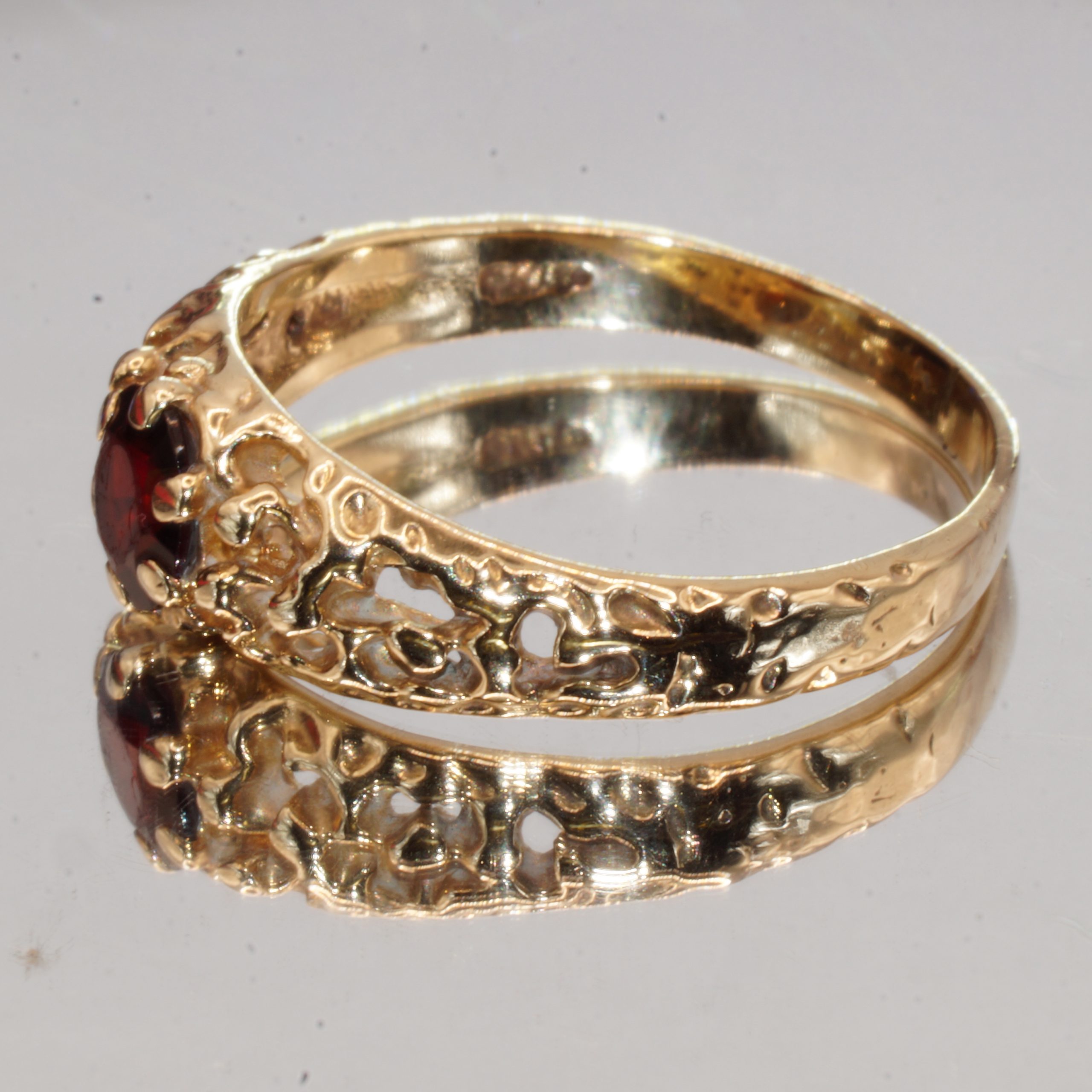 9ct Gold Garnet Vintage Stacking Ring UK Size Q1/2 Pre Owned - Image 2