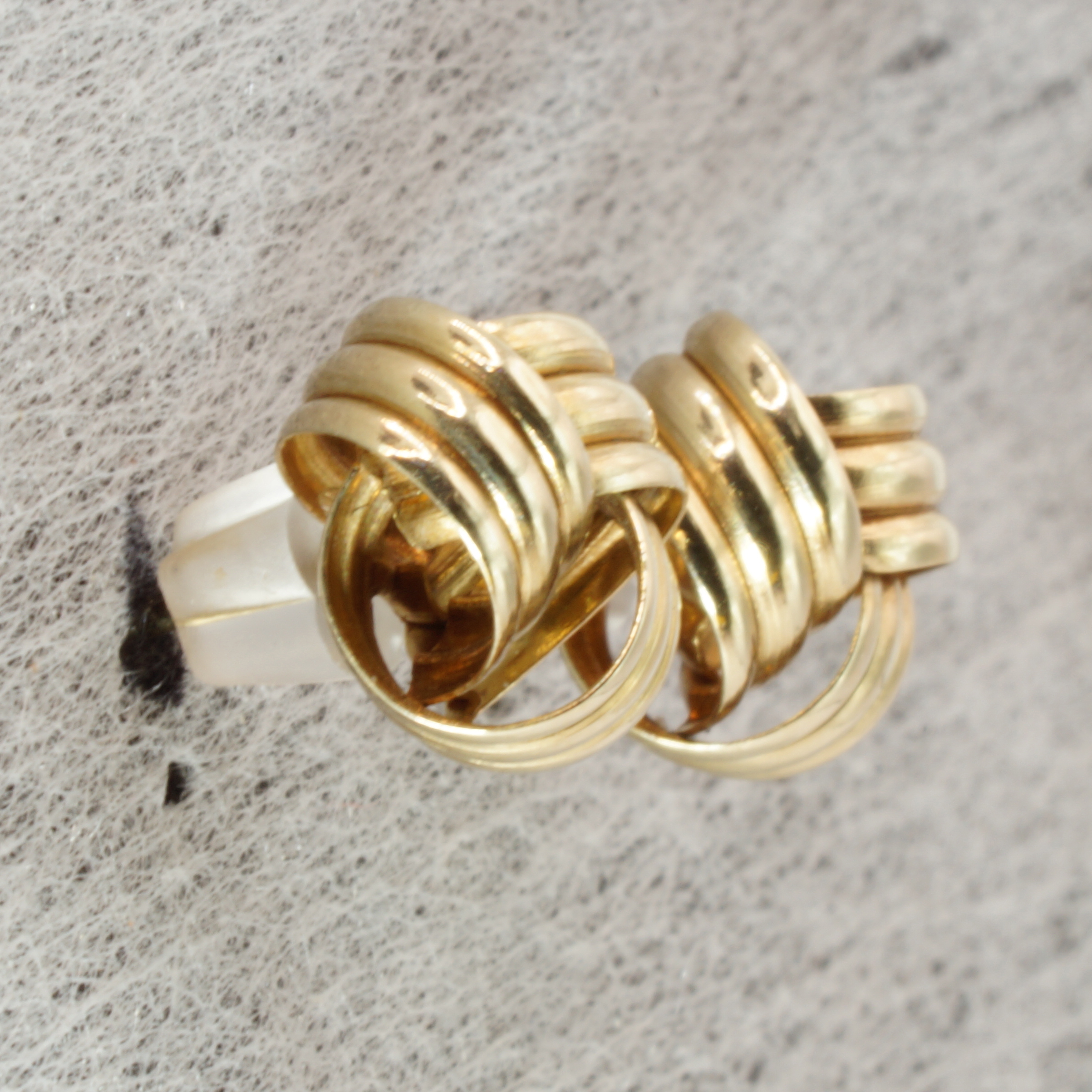 9ct Gold Lovers Knot Style Stud Earrings Pierced Ears Pre Owned - Image 2