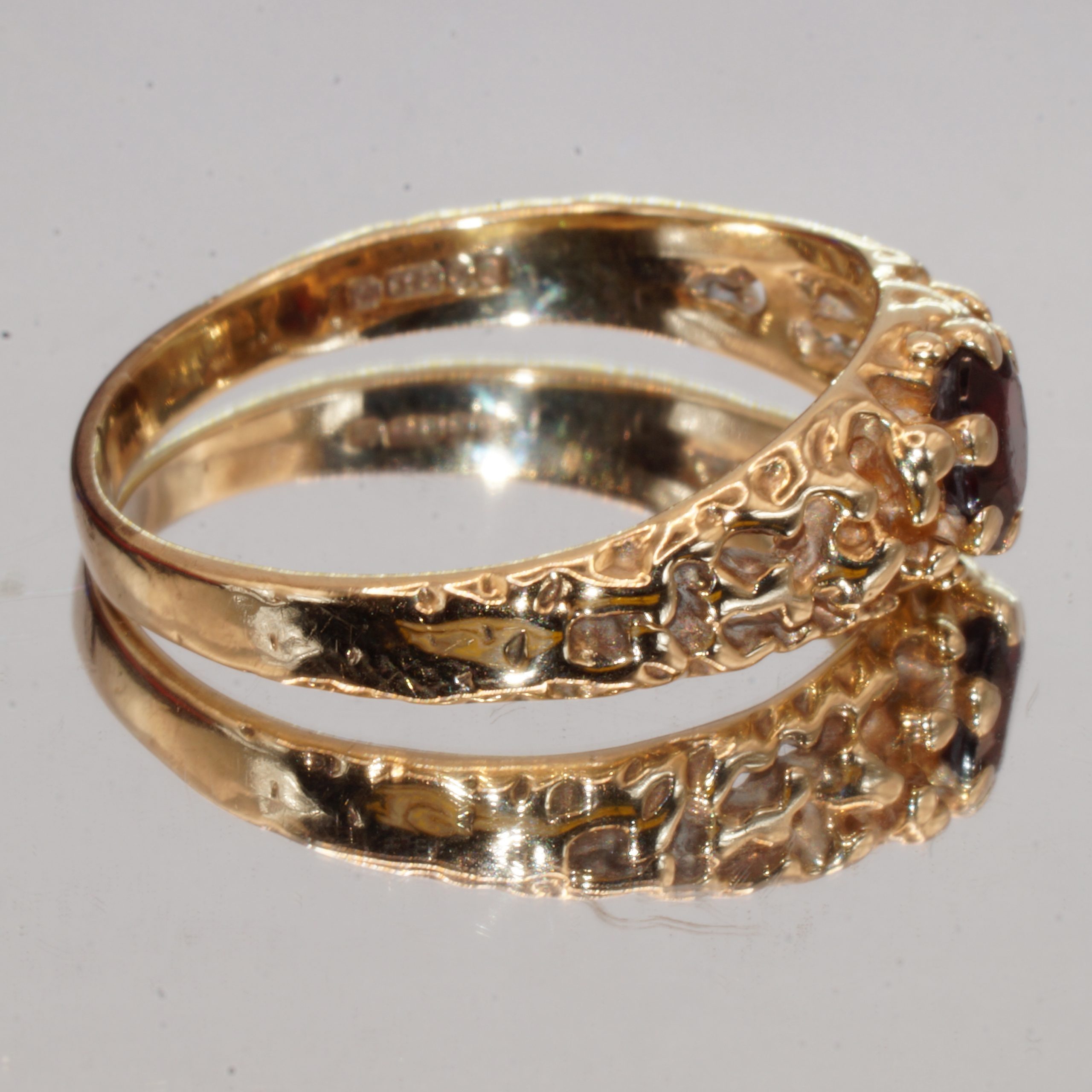 9ct Gold Garnet Vintage Stacking Ring UK Size Q1/2 Pre Owned - Image 3