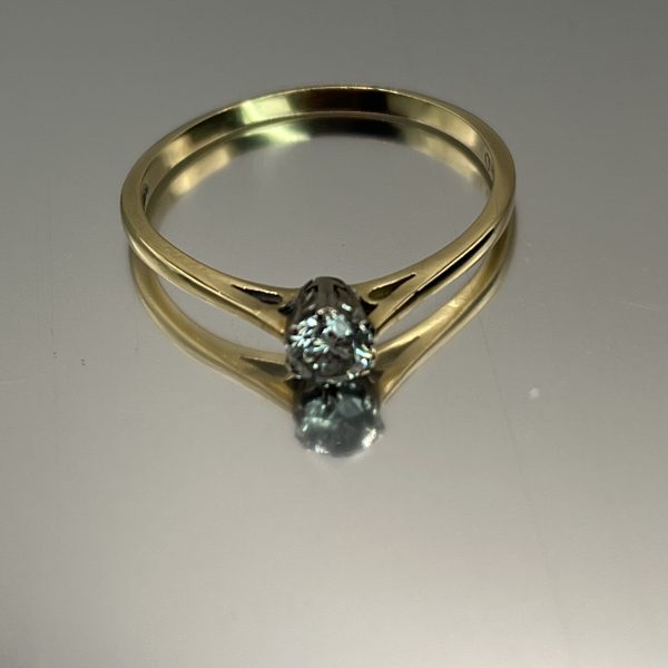 18ct Gold Diamond Solitaire Hallmark Ring UK Size W Pre Owned - Image 2