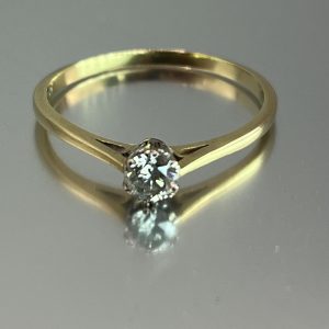 18ct Gold Diamond Solitaire Hallmark Ring UK Size W Pre Owned