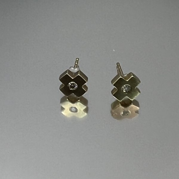 9ct Yellow Gold Diamond Stud Earrings For Pierced Ears Pre Owned - Image 2