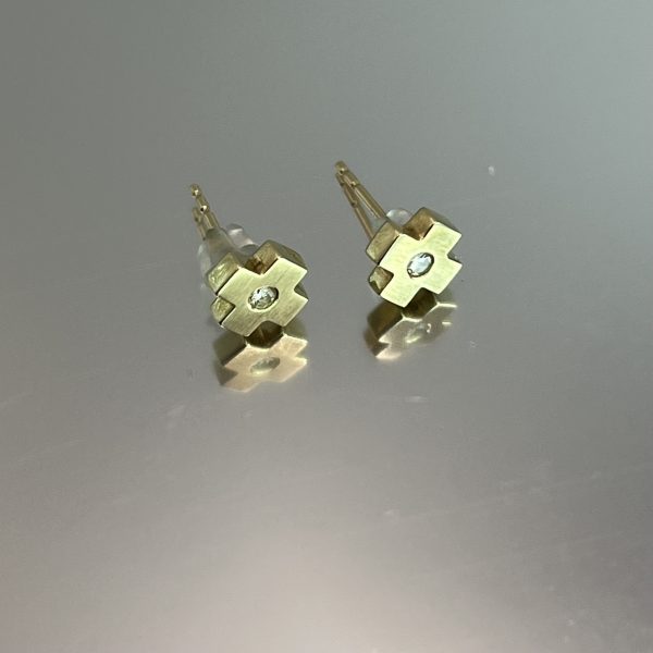 9ct Yellow Gold Diamond Stud Earrings For Pierced Ears Pre Owned - Image 3