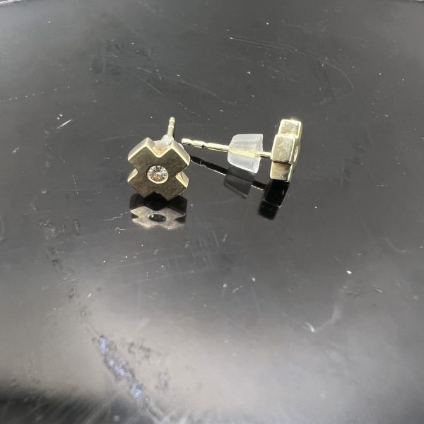 9ct Yellow Gold Diamond Stud Earrings For Pierced Ears Pre Owned - Image 4
