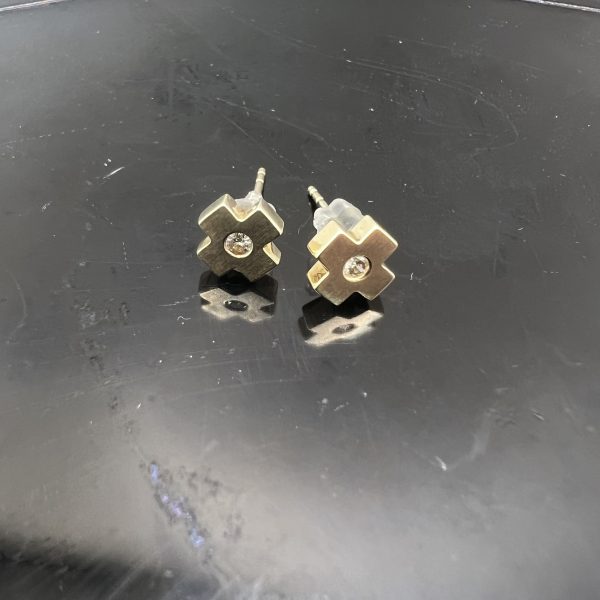 9ct Yellow Gold Diamond Stud Earrings For Pierced Ears Pre Owned - Image 5