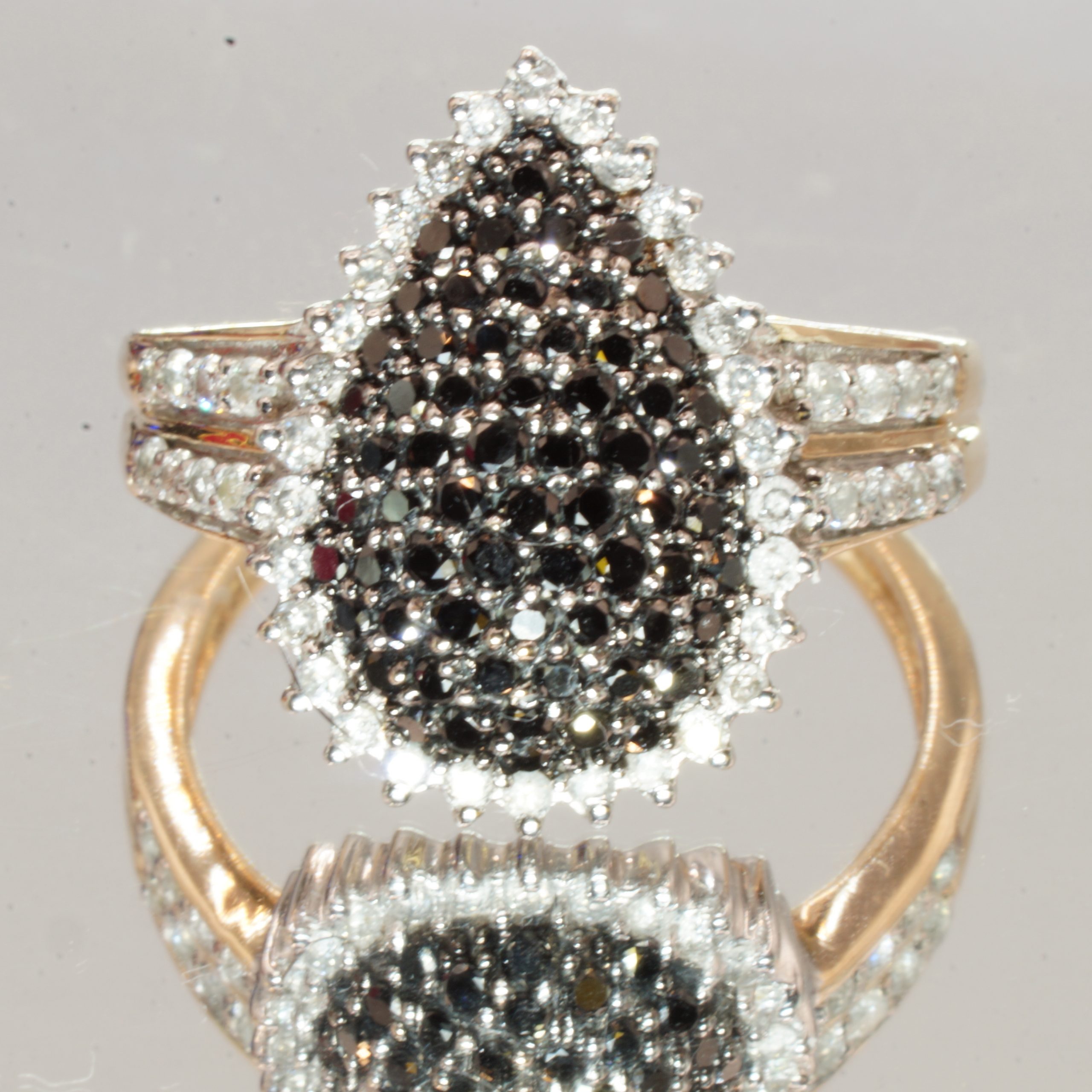 9ct Gold Diamond & Black Diamond Ring UK Size 0 Pre Owned - Image 2