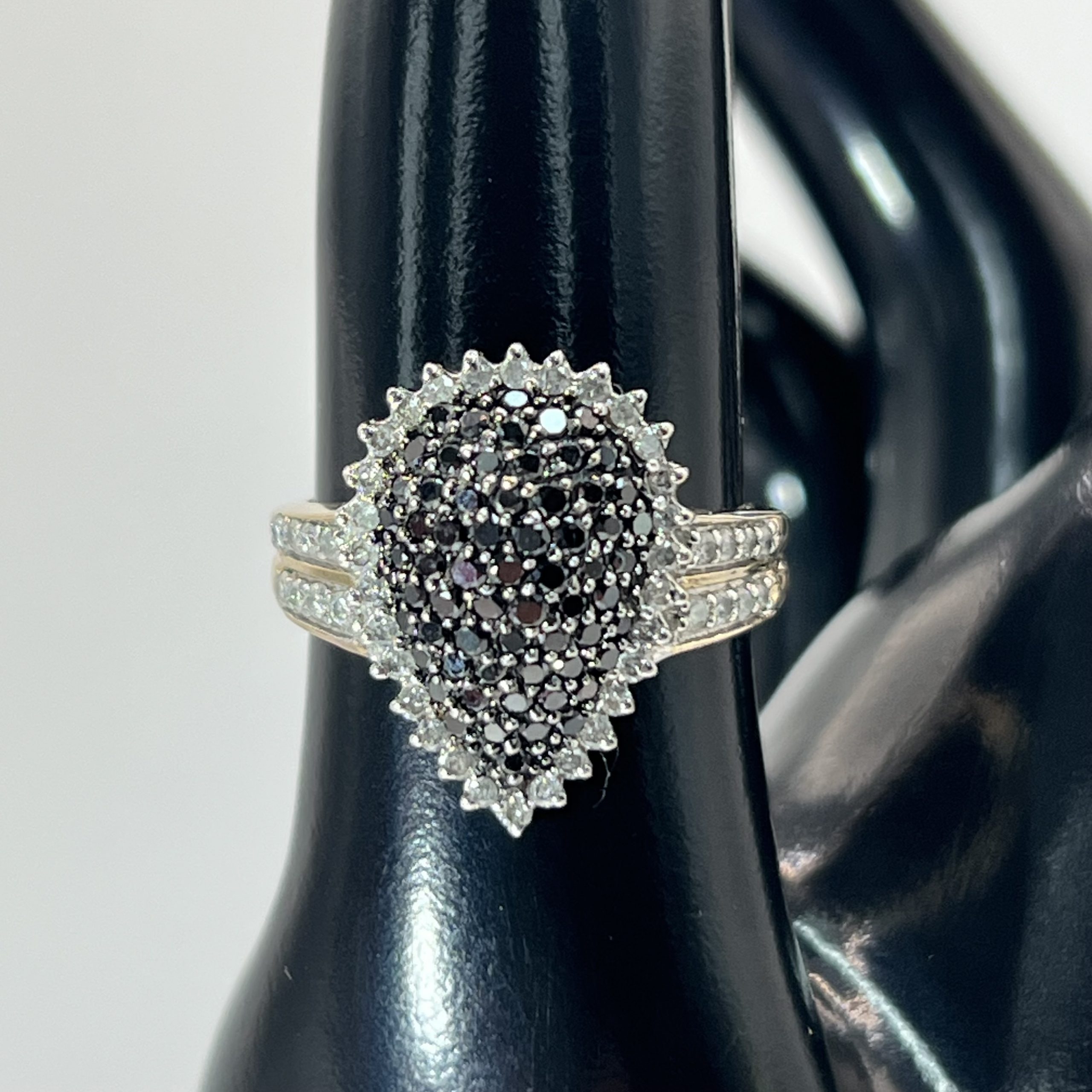 9ct Gold Diamond & Black Diamond Ring Hallmark UK Size 0 Pre Owned - Image 5