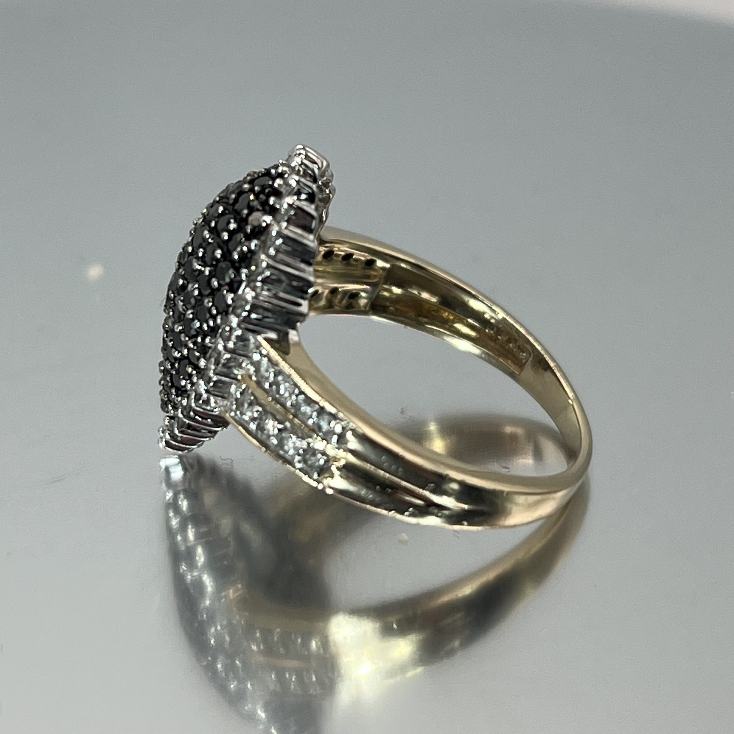 9ct Gold Diamond & Black Diamond Ring Hallmark UK Size 0 Pre Owned - Image 3
