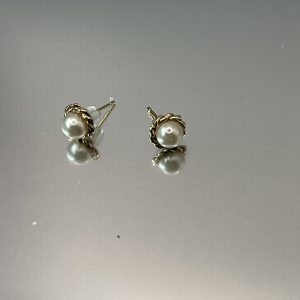 9ct Yellow Gold Small Pearl Stud Earrings Pierced Ears Pre Owned