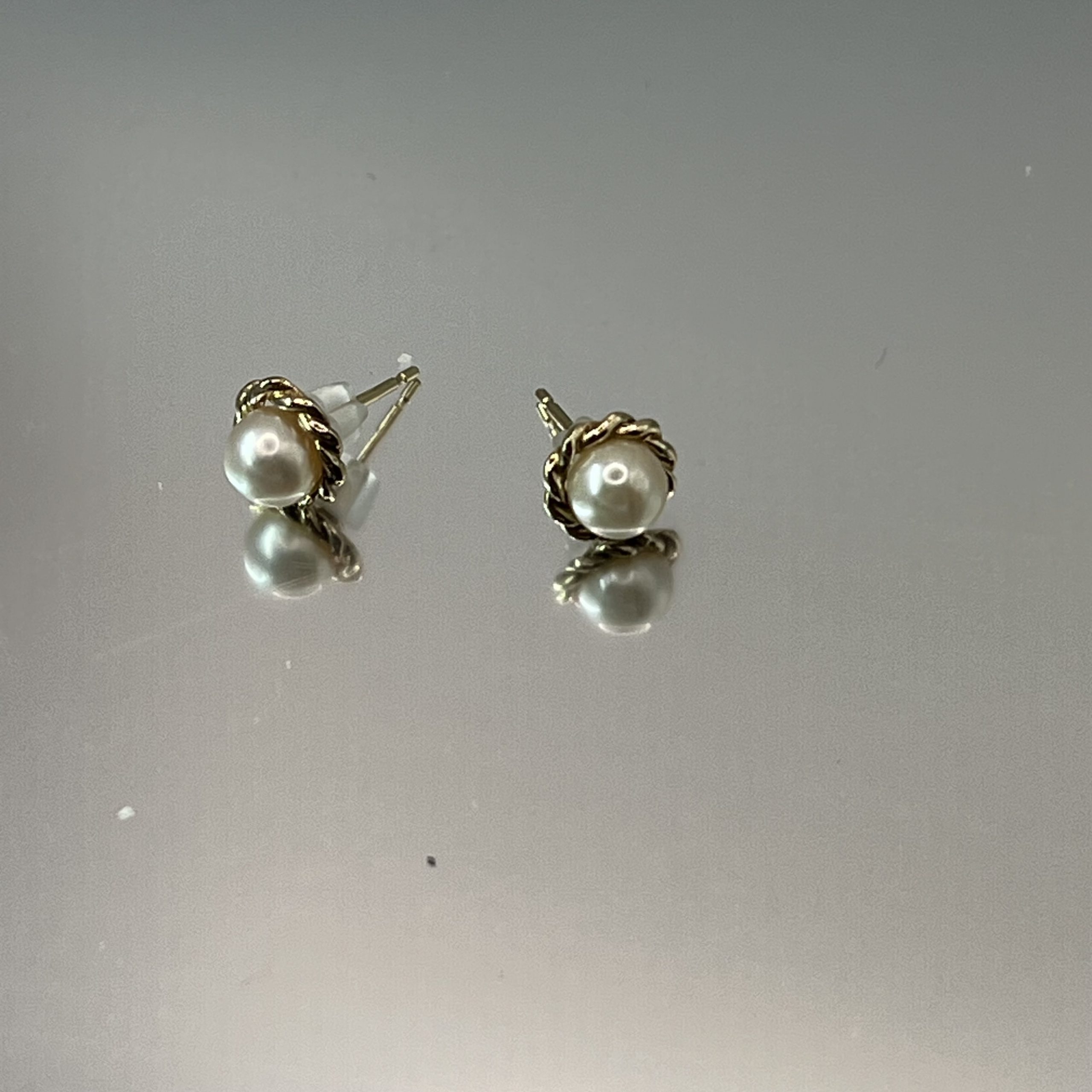 9ct Yellow Gold Small Pearl Stud Earrings Pierced Ears Pre Owned