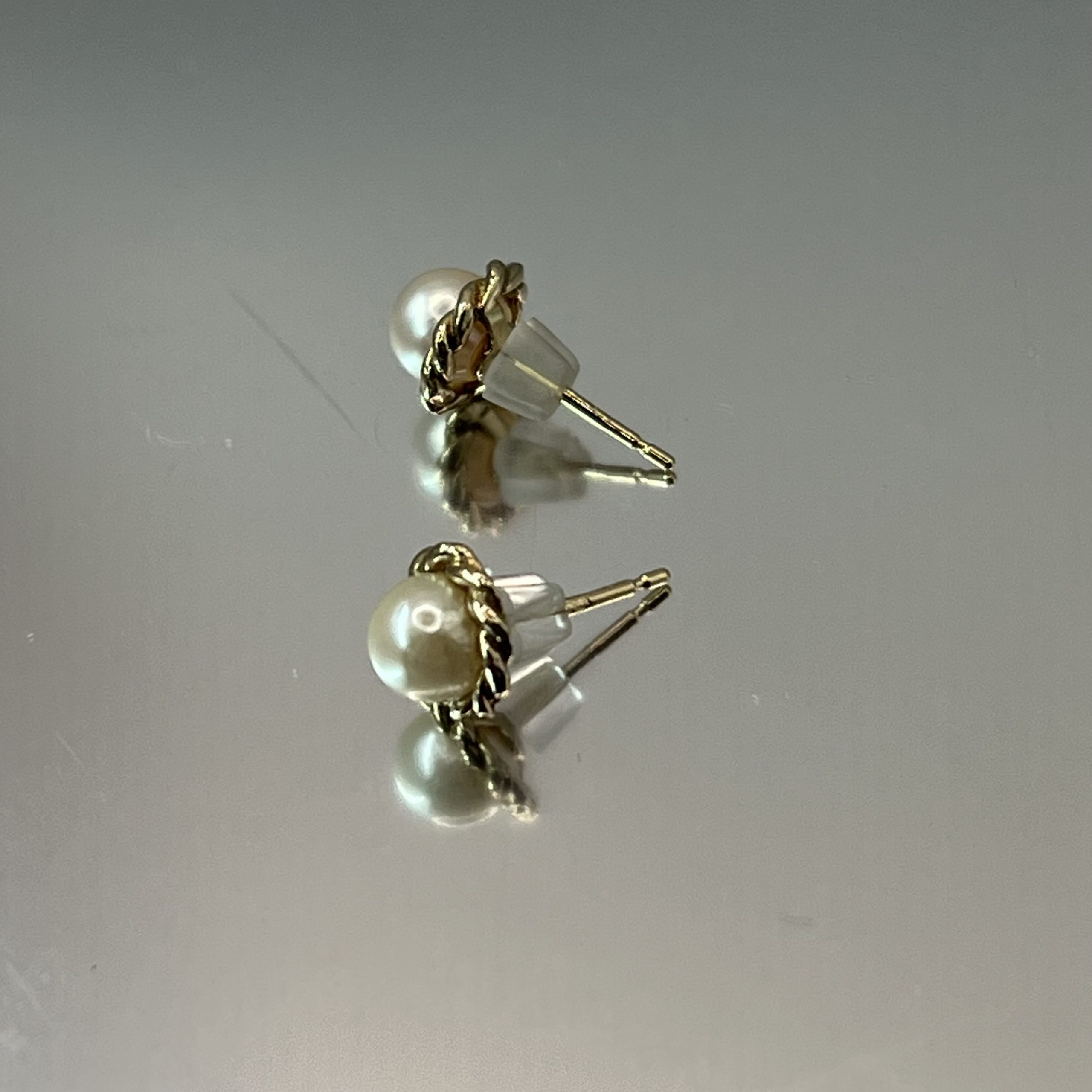 9ct Yellow Gold Small Pearl Stud Earrings Pierced Ears Pre Owned - Image 2