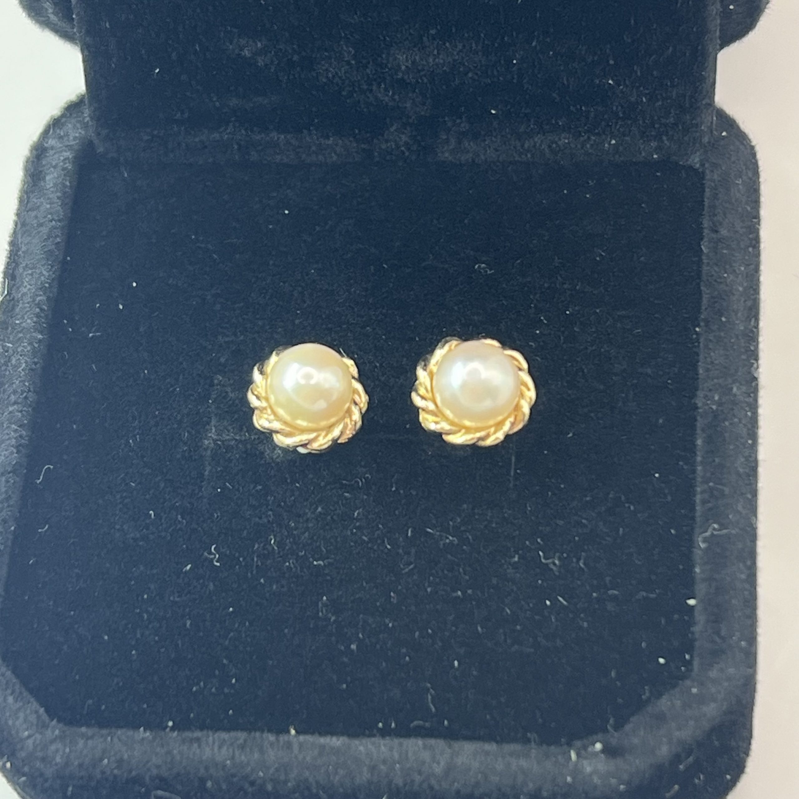 9ct Yellow Gold Small Pearl Stud Earrings Pierced Ears Pre Owned - Image 3