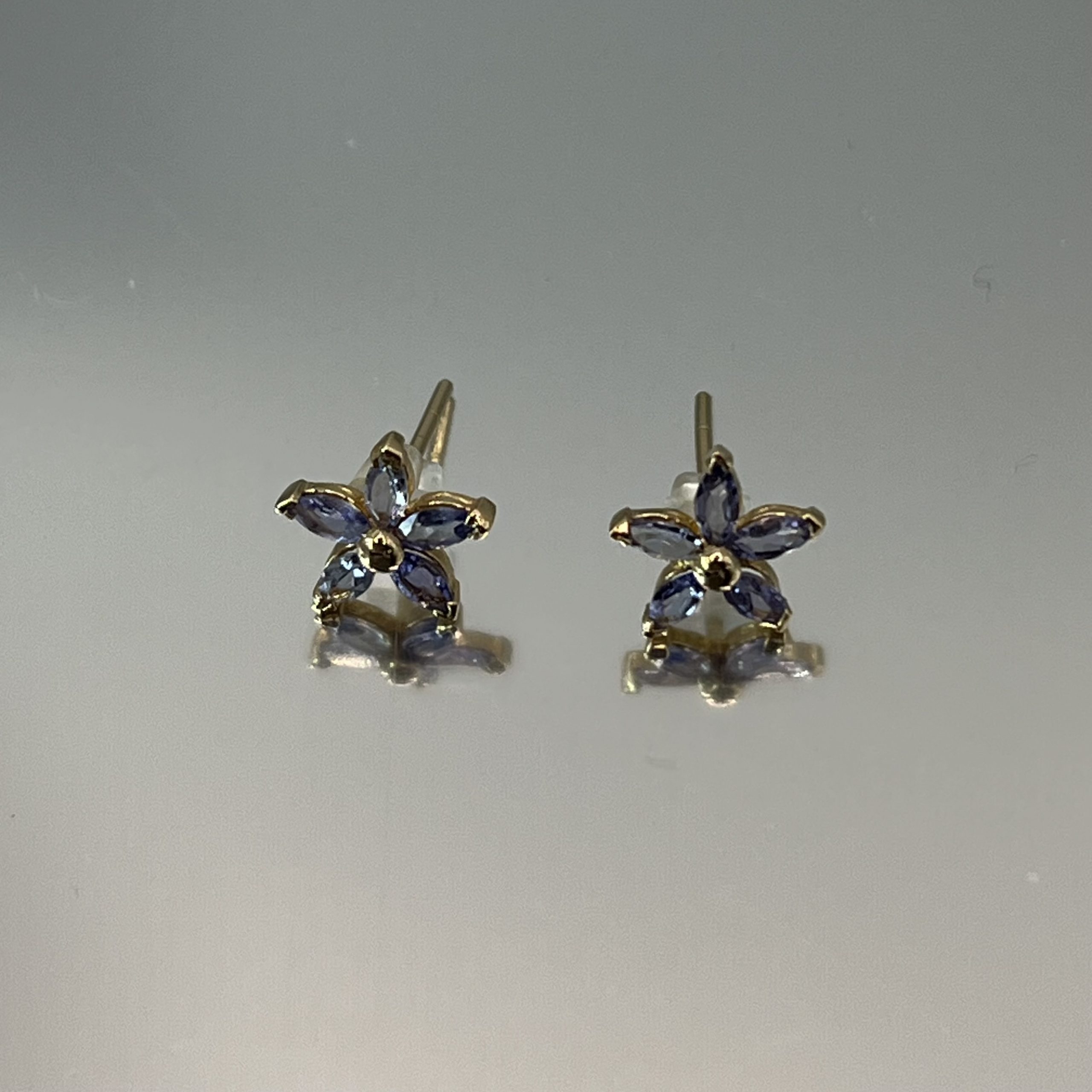 9ct Yellow Gold Amethyst Daisy Stud Earrings Pierced Ears Pre Owned