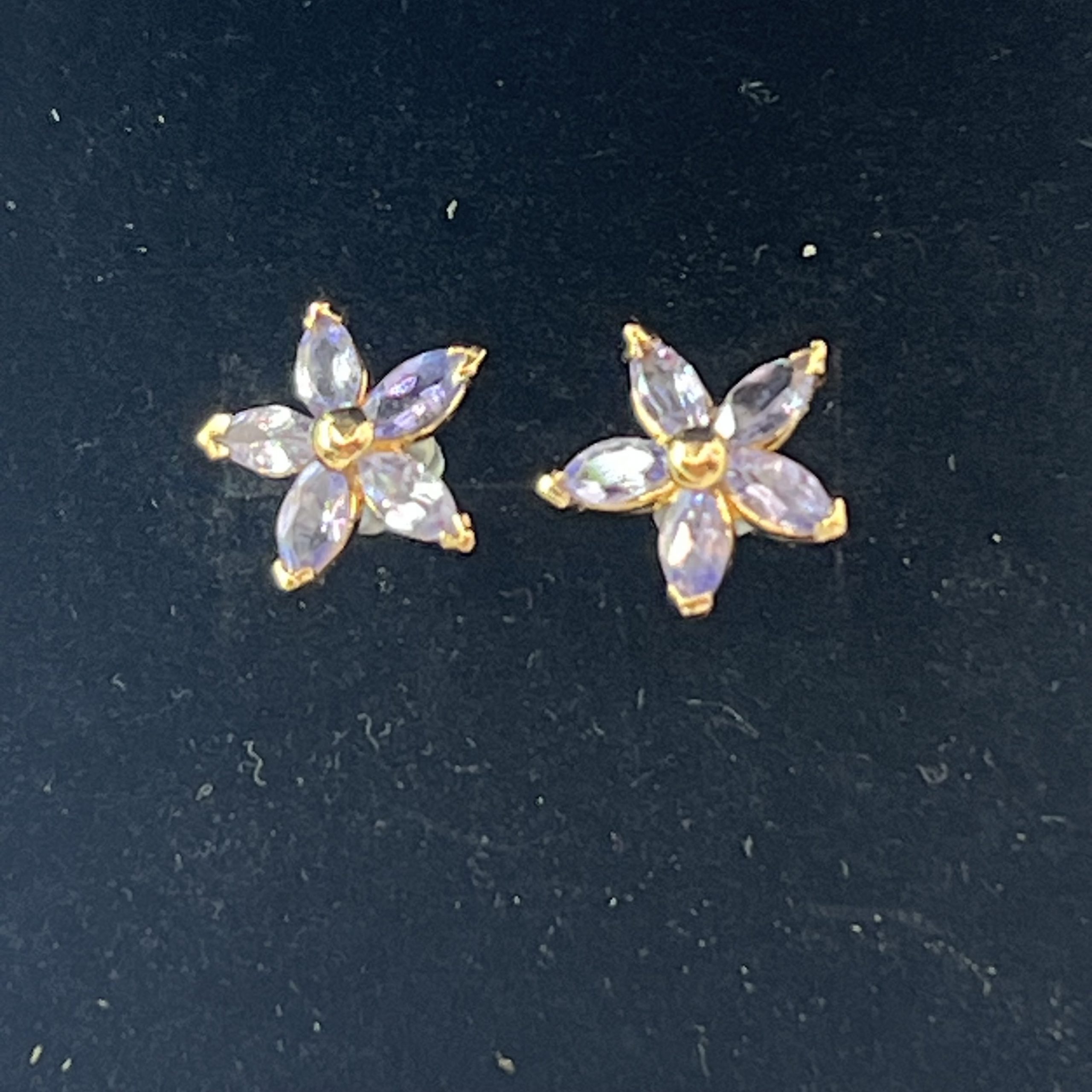 9ct Yellow Gold Amethyst Daisy Stud Earrings Pierced Ears Pre Owned - Image 3