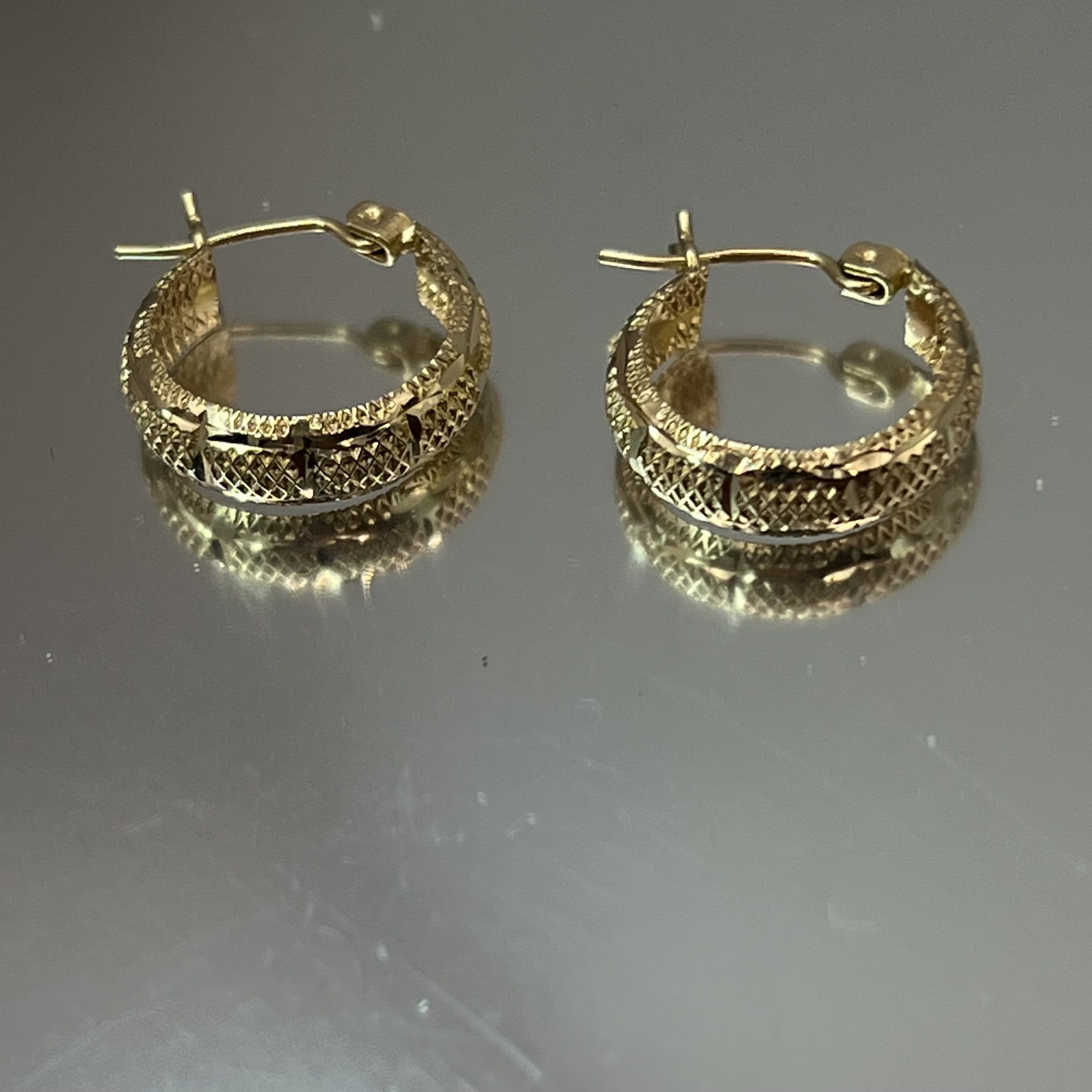 9ct Yellow Gold Small Hoop Earrings Pierced Ears Hinged Pre Owned - Image 2