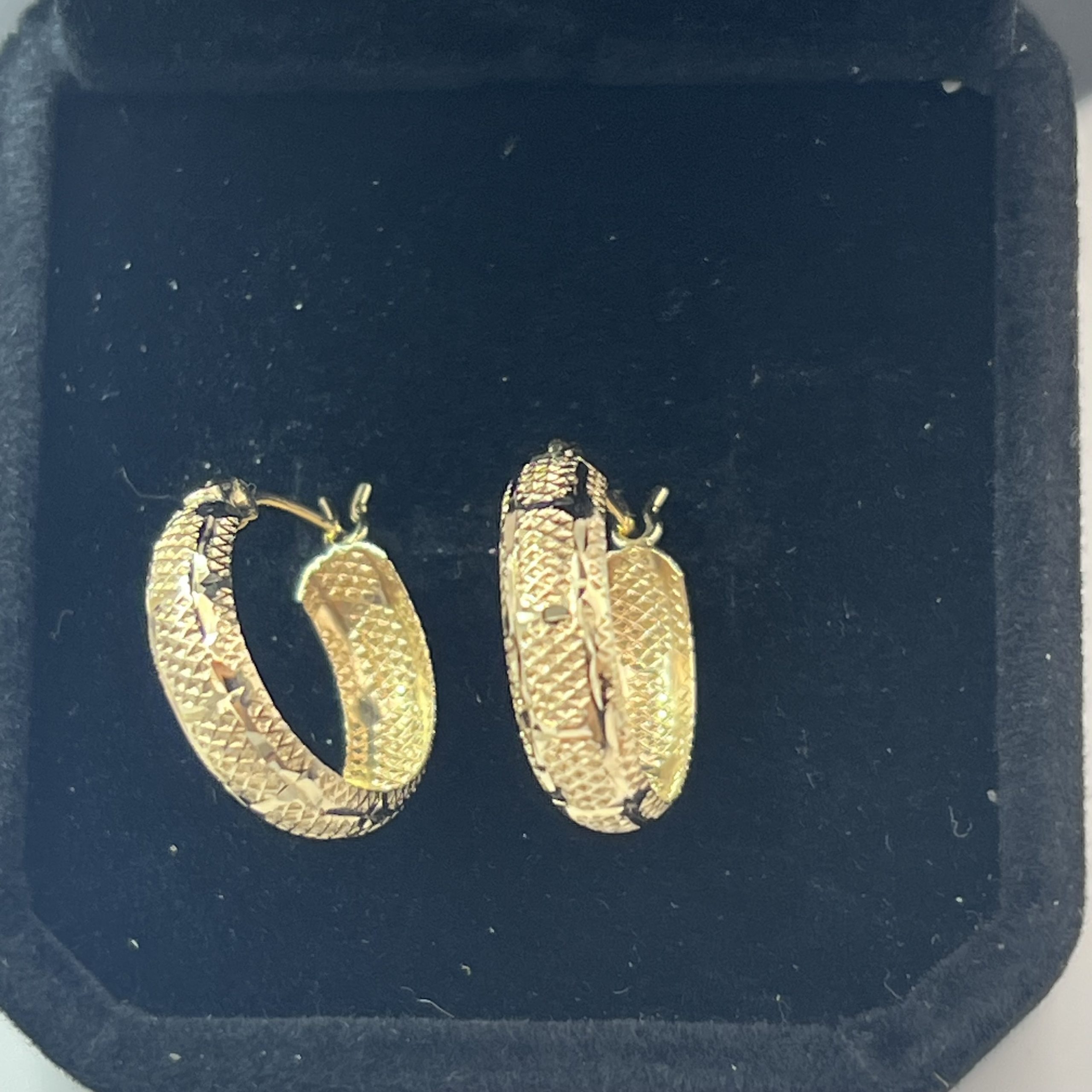 9ct Yellow Gold Small Hoop Earrings Pierced Ears Hinged Pre Owned - Image 3