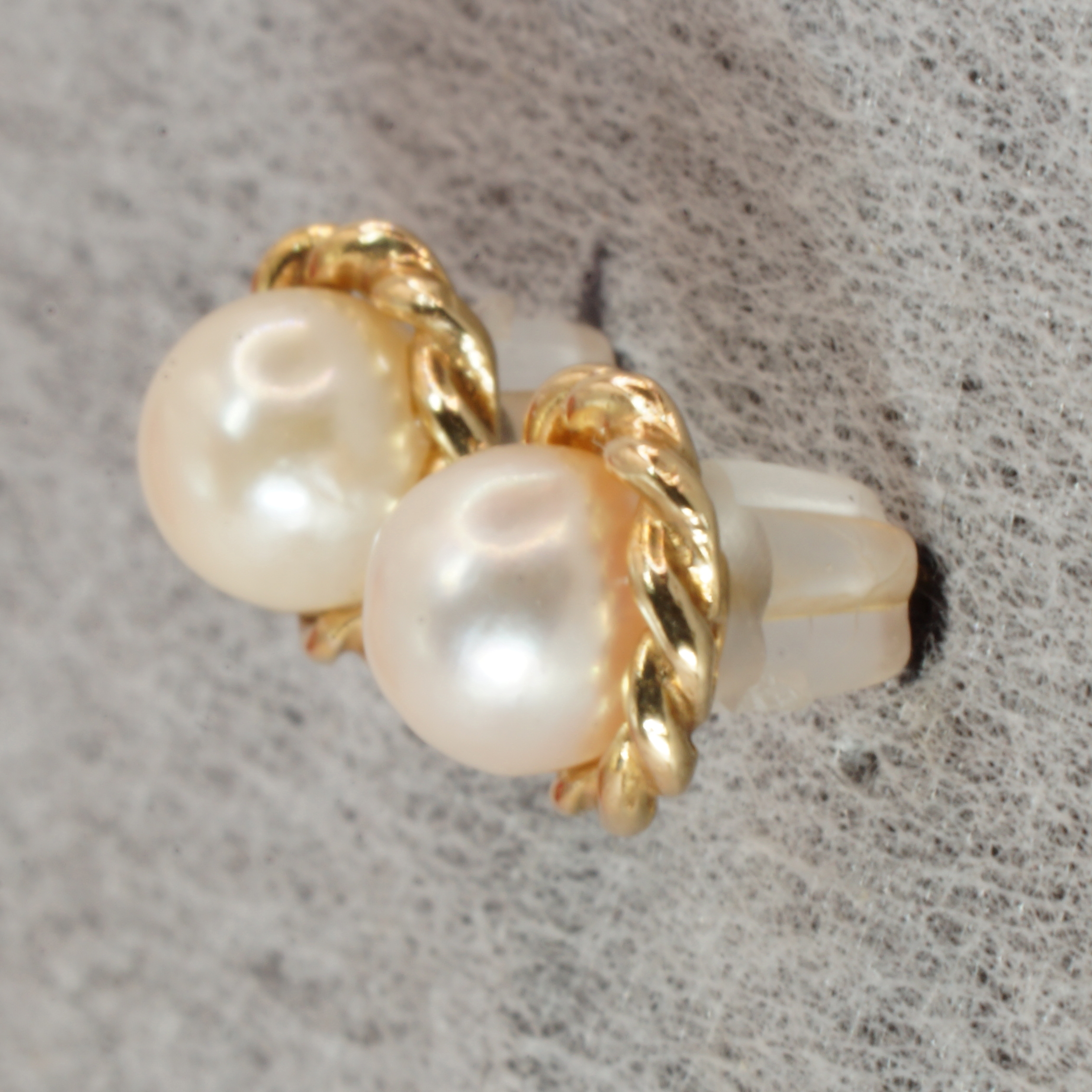 9ct Yellow Gold Small Pearl Stud Earrings Pierced Ears Pre Owned - Image 2