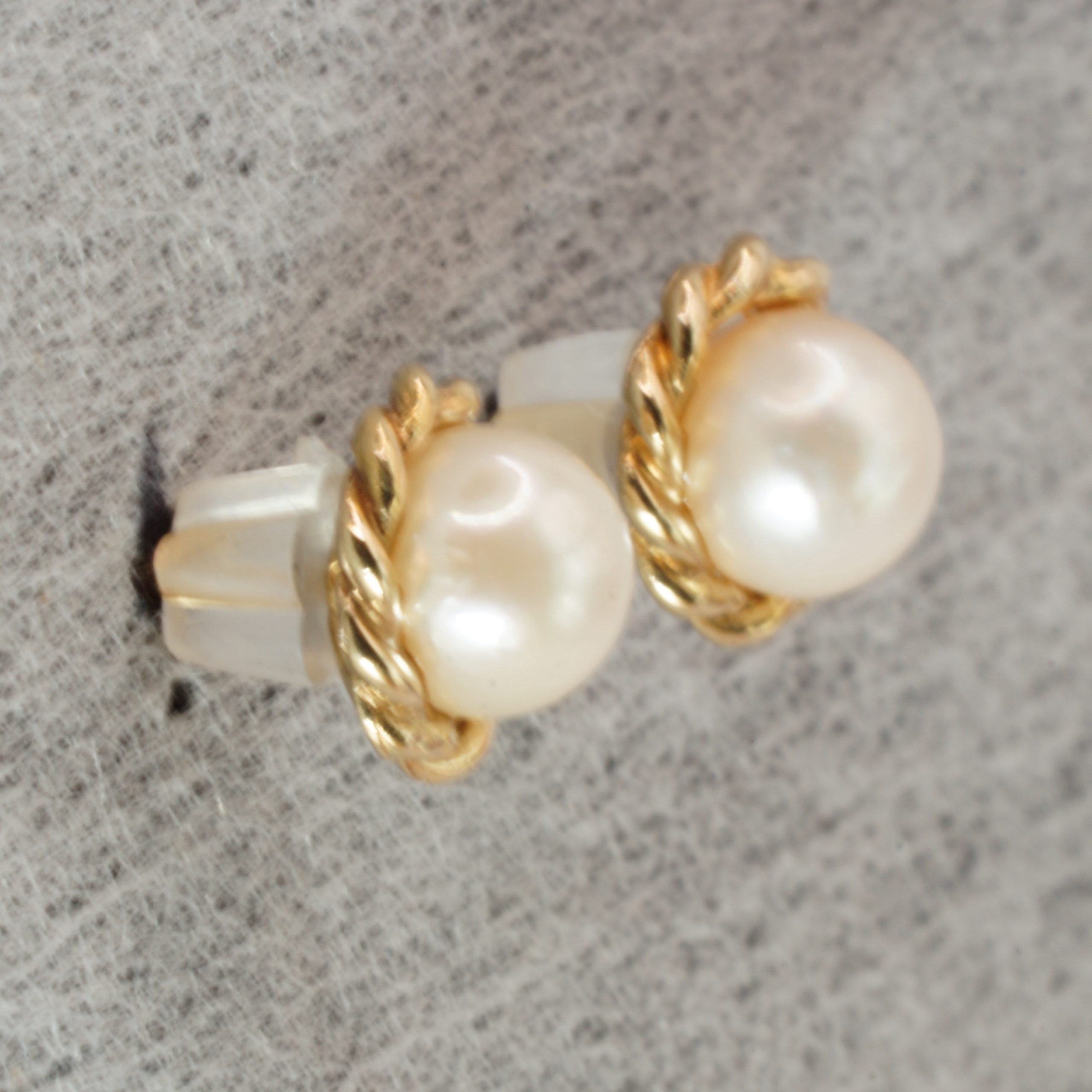 9ct Yellow Gold Small Pearl Stud Earrings Pierced Ears Pre Owned - Image 3