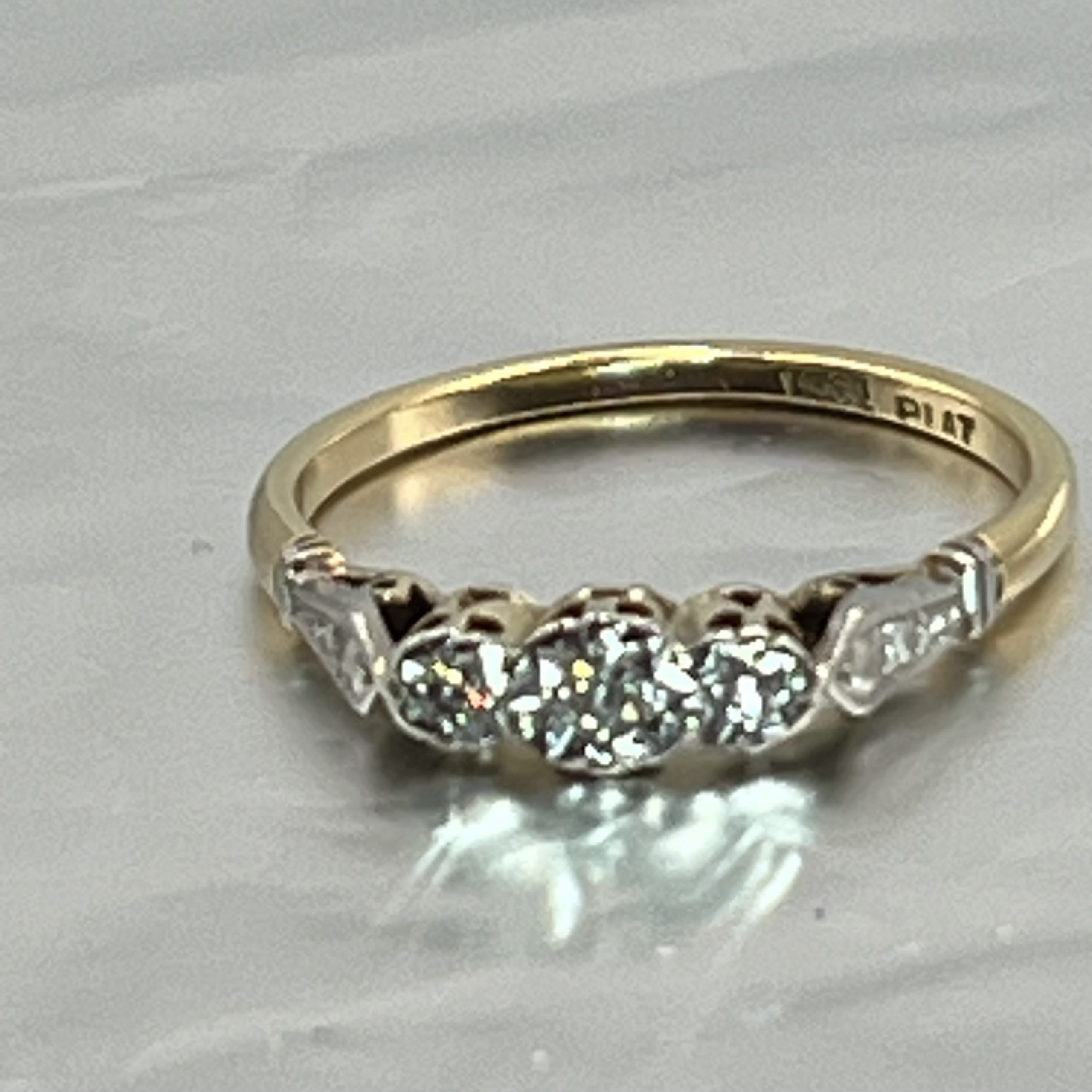 18ct Gold Diamond Platinum Classic Ring UK Size N Pre Owned - Image 2