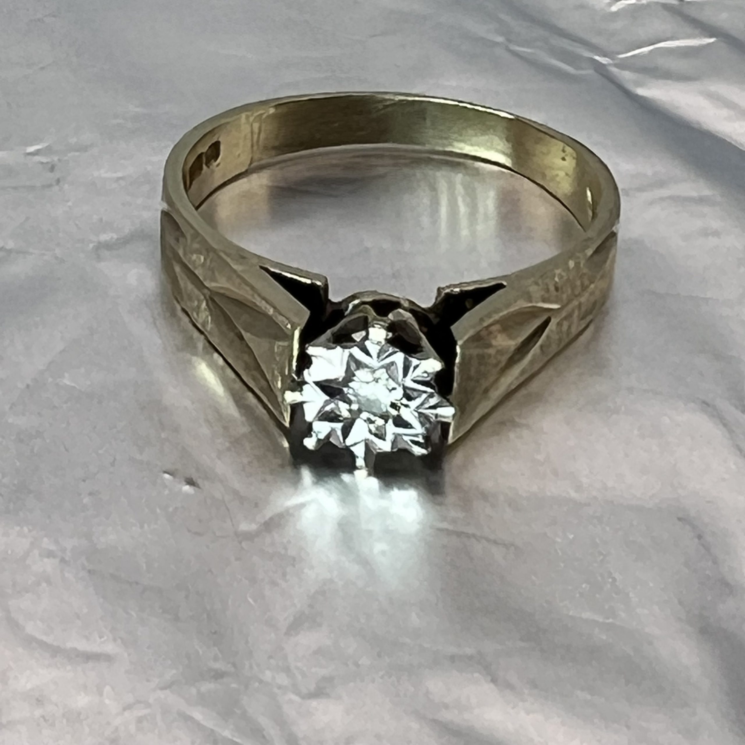 9ct Yellow Gold Diamond Solitaire Hallmark Pre Owned UK Size N - Image 7