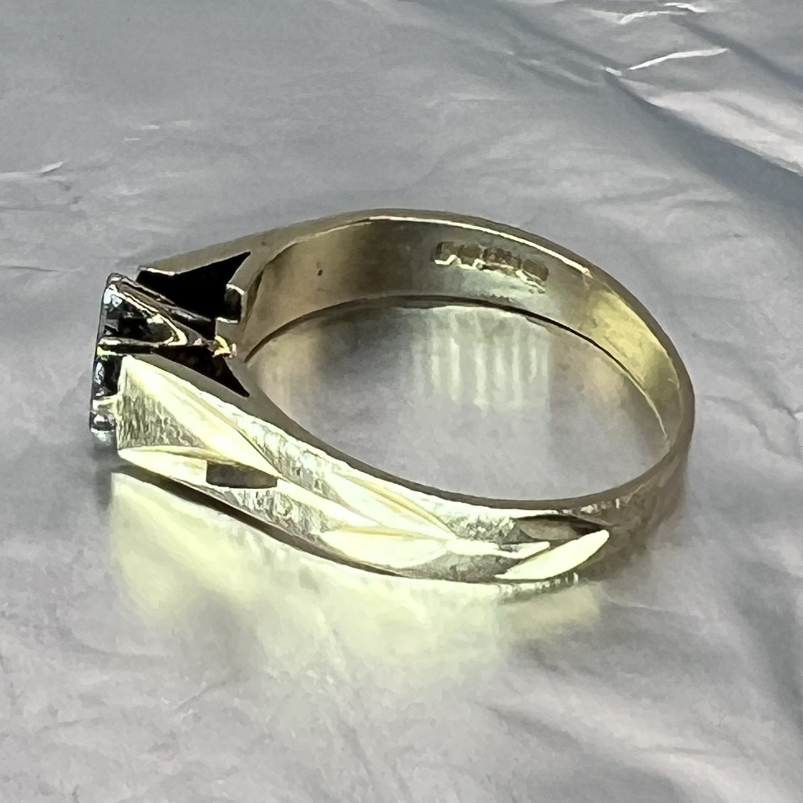 9ct Yellow Gold Diamond Solitaire Hallmark Pre Owned UK Size N - Image 6