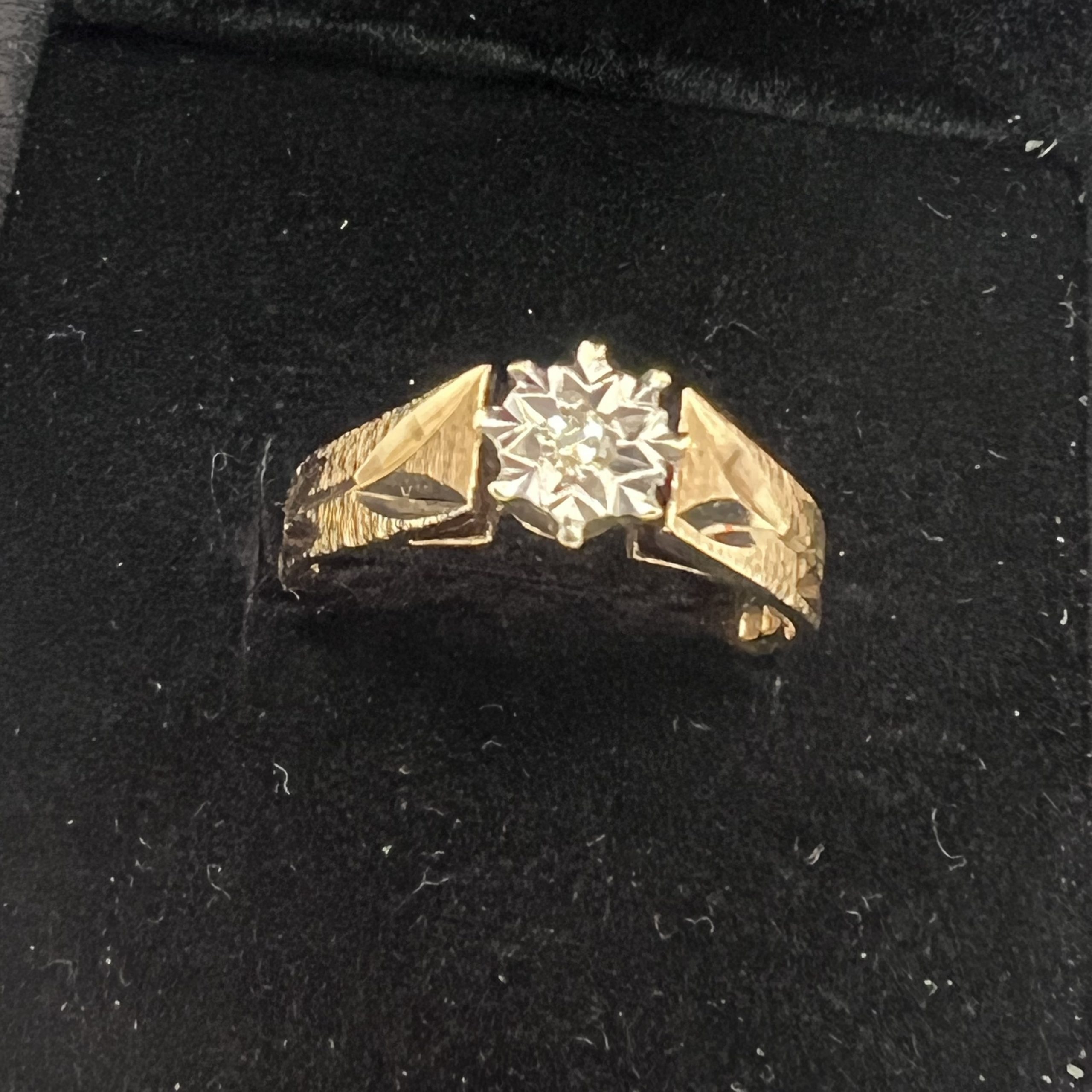 9ct Yellow Gold Diamond Solitaire Hallmark Pre Owned UK Size N - Image 5