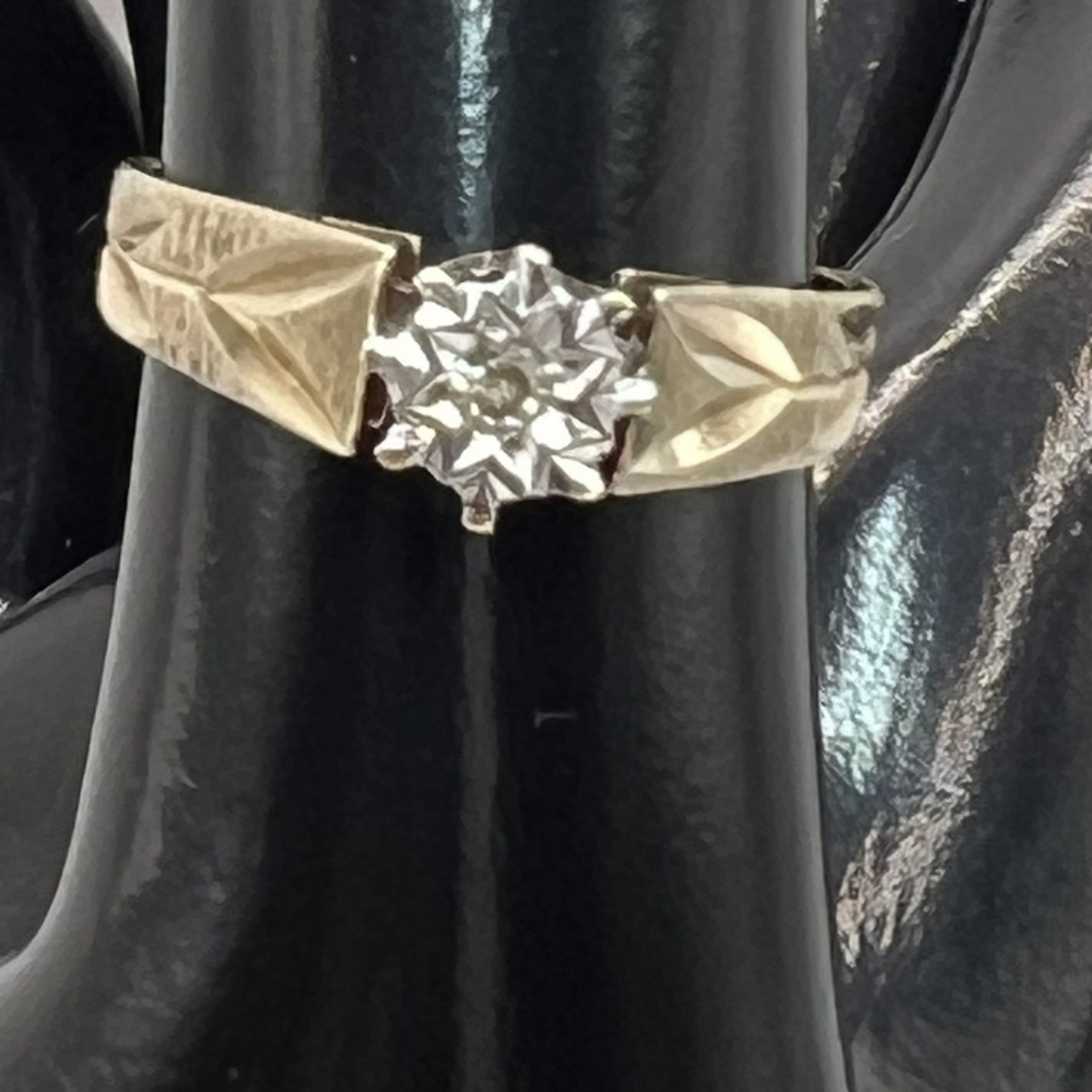 9ct Yellow Gold Diamond Solitaire Hallmark Pre Owned UK Size N - Image 4