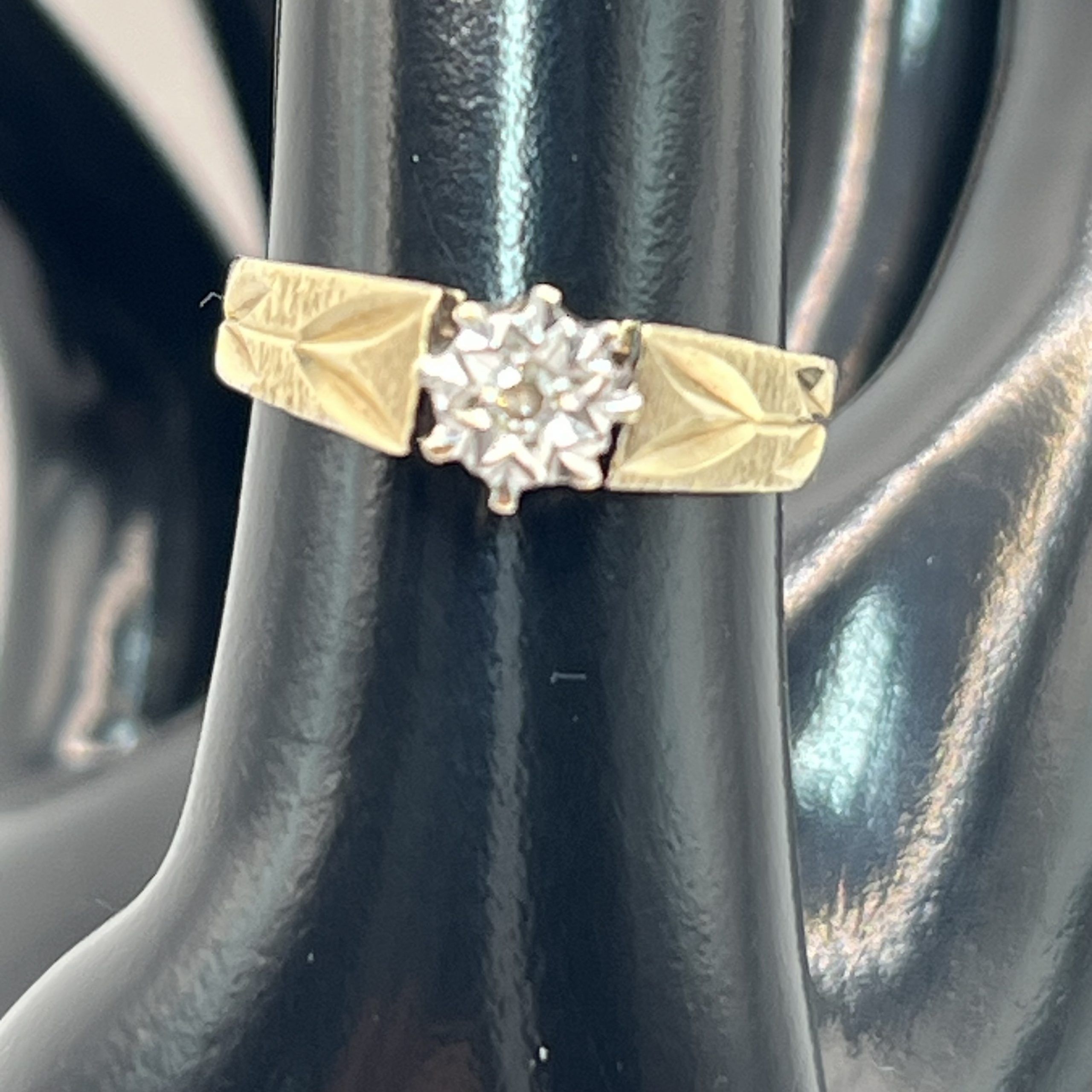 9ct Yellow Gold Diamond Solitaire Hallmark Pre Owned UK Size N - Image 3