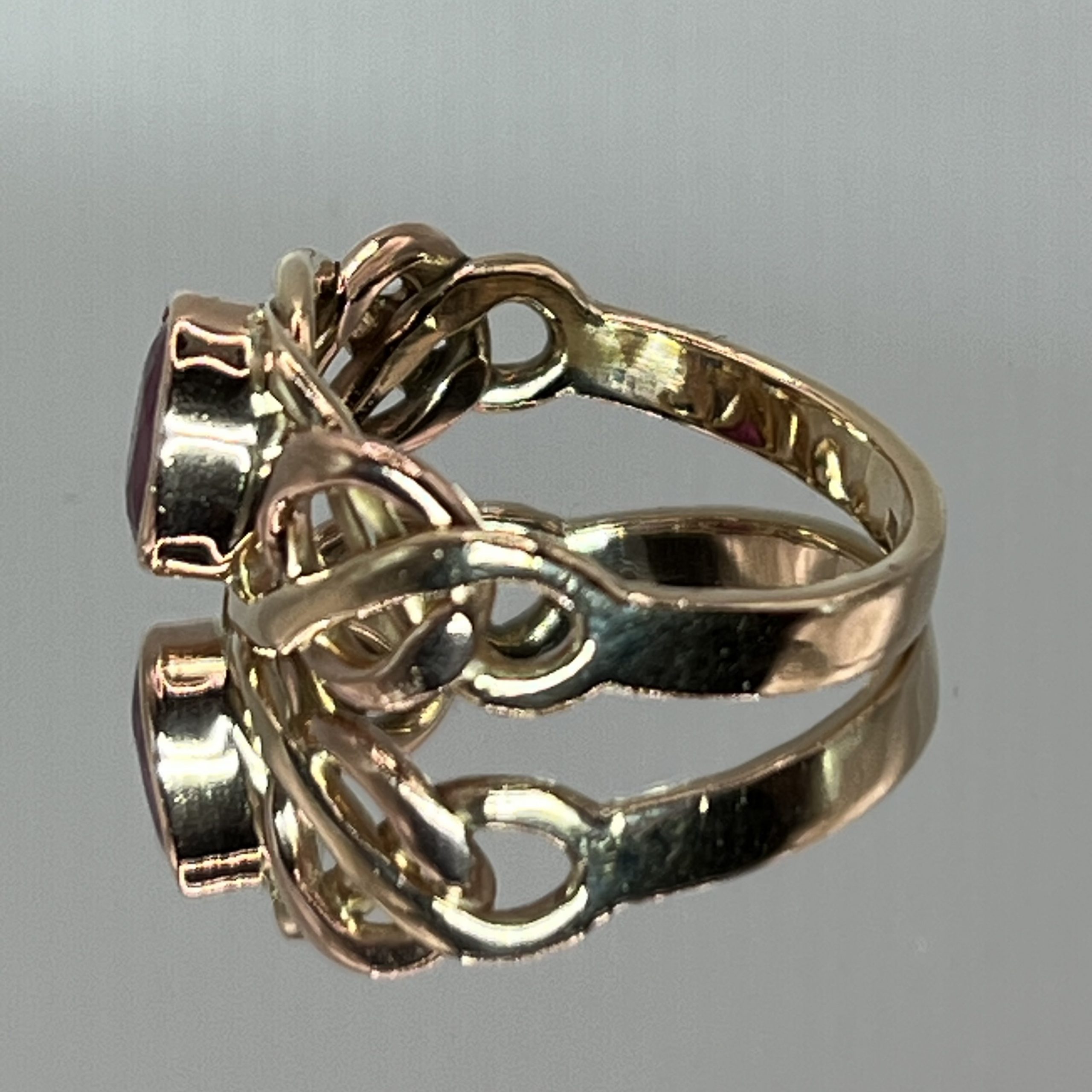 9ct Yellow Gold Chunky Ruby Solitaire Ring Pre Owned UK Size N - Image 3