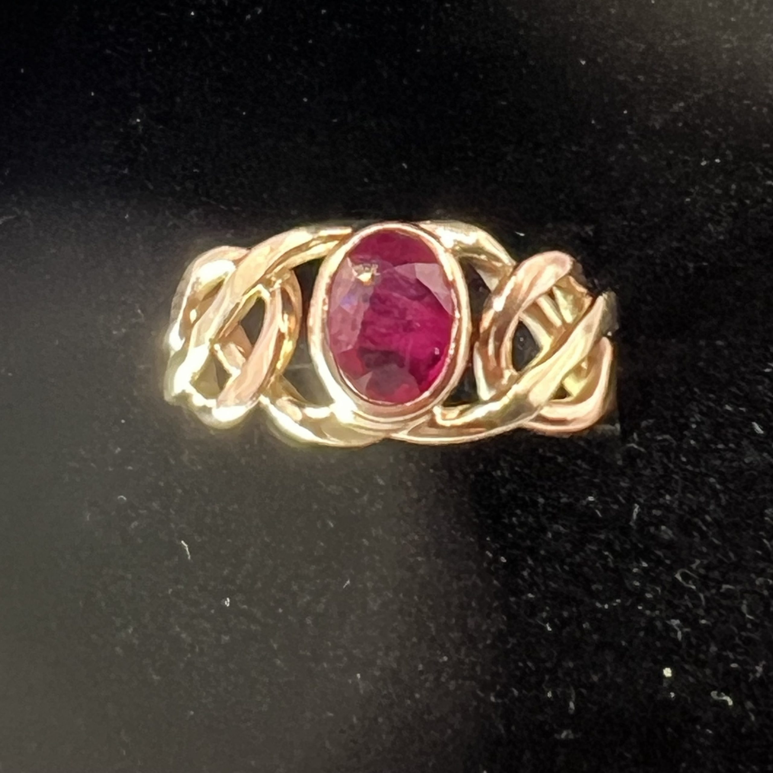 9ct Yellow Gold Chunky Ruby Solitaire Ring Pre Owned UK Size N - Image 5