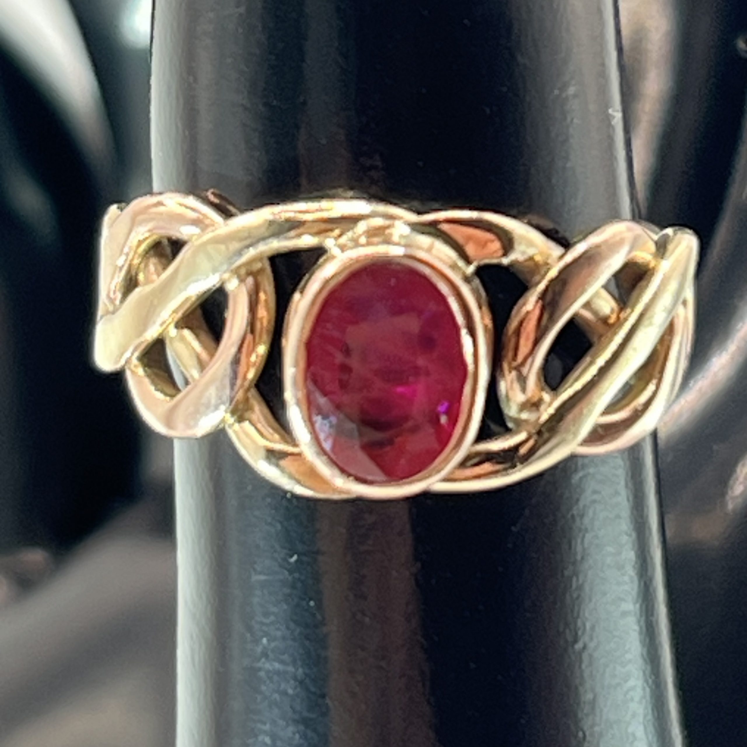 9ct Yellow Gold Chunky Ruby Solitaire Ring Pre Owned UK Size N - Image 6