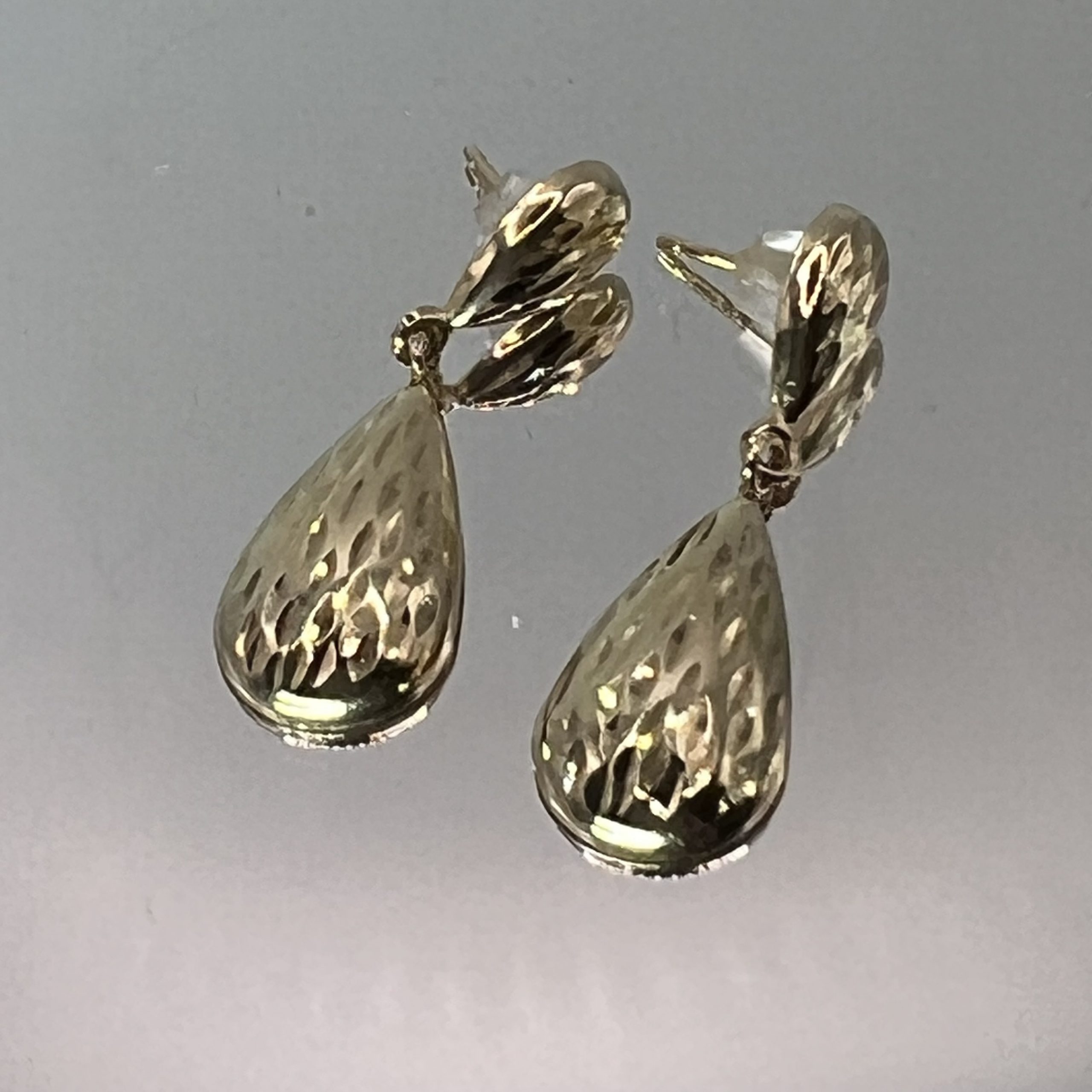 9ct Gold Light Weight Dangle/Drop Earrings Pierced Ears Pre Owned