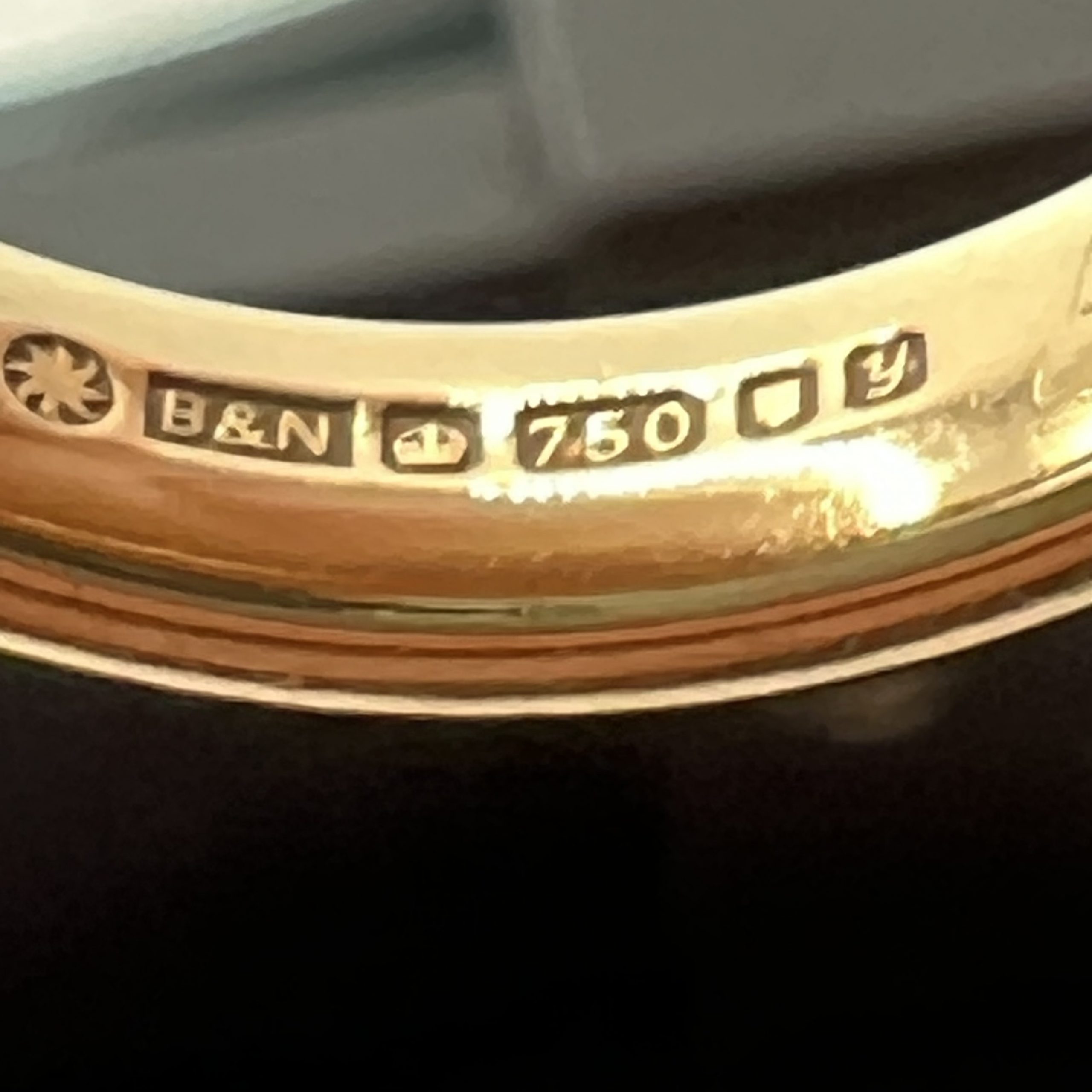 18ct Gold Diamond Chunky Belt Style Ring Pre Owned UK Size O1/2 - Image 3