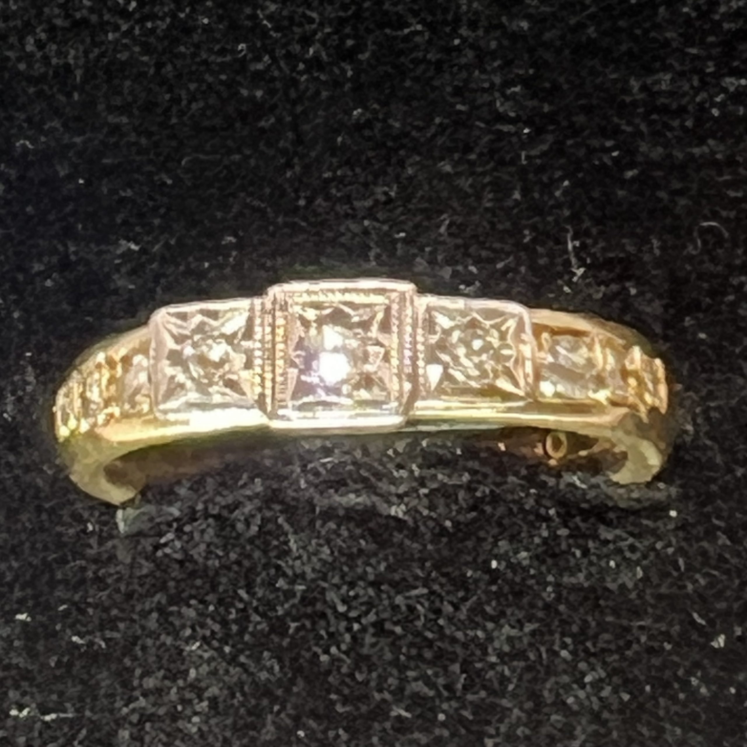 18ct Gold Diamond Chunky Belt Style Ring Pre Owned UK Size O1/2 - Image 4