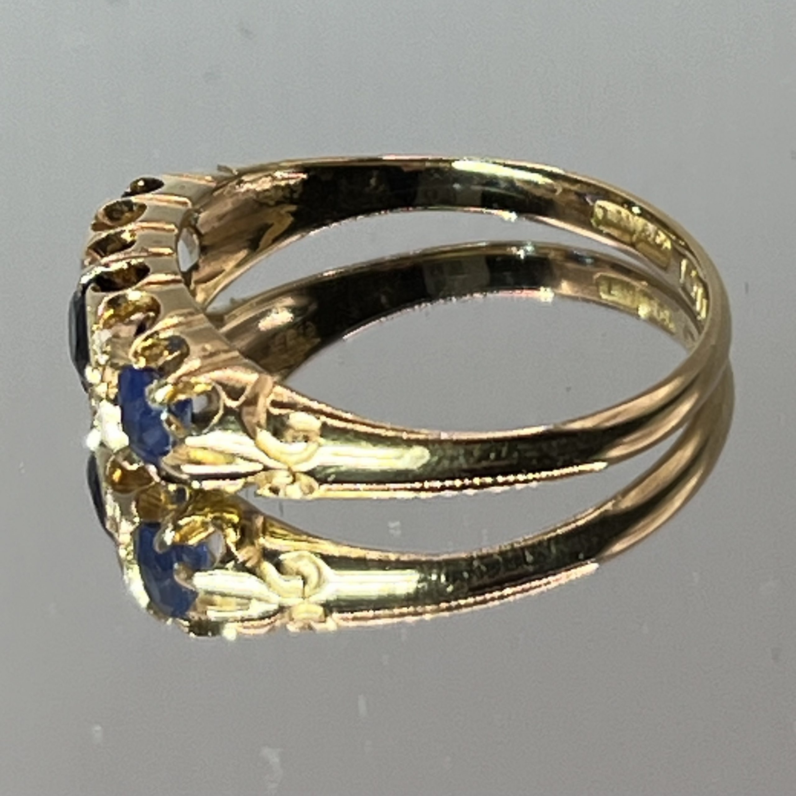18ct Gold Sapphire Diamond Ring Hallmark Pre Owned UK Size N - Image 2