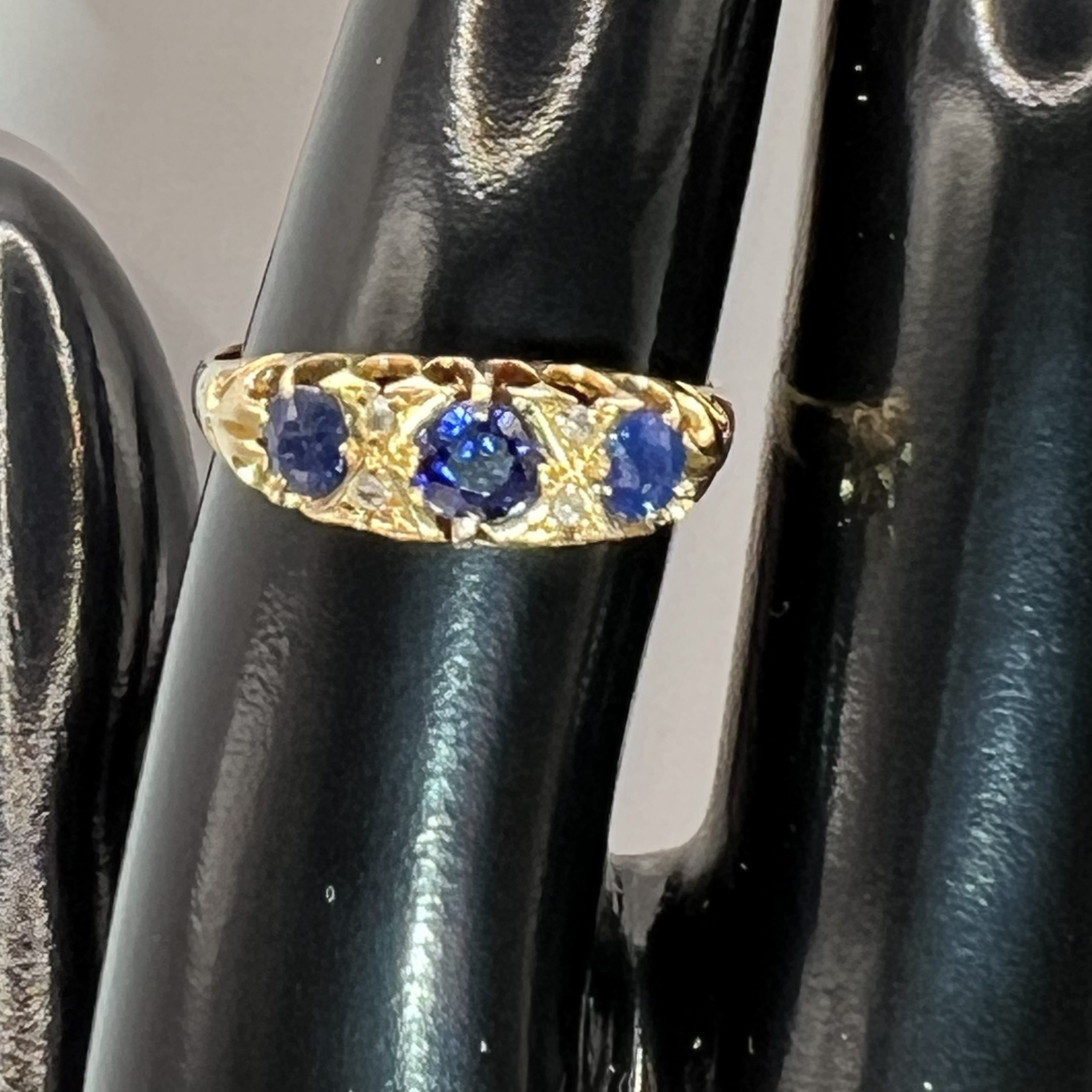 18ct Gold Sapphire Diamond Ring Hallmark Pre Owned UK Size N - Image 5
