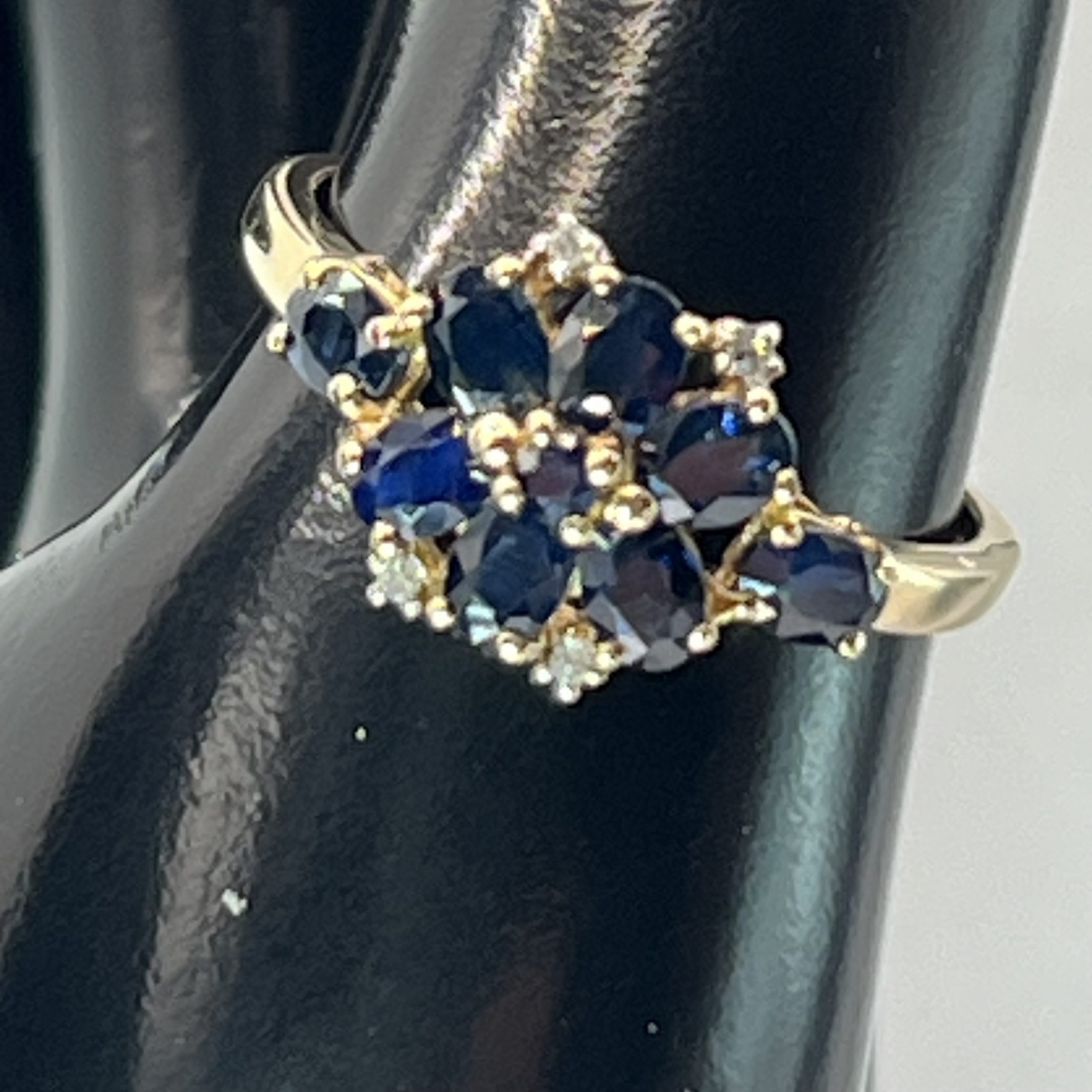9ct Yellow Gold Sapphire Cluster Ring Hallmark Pre Owned UK Size R1/2 - Image 5