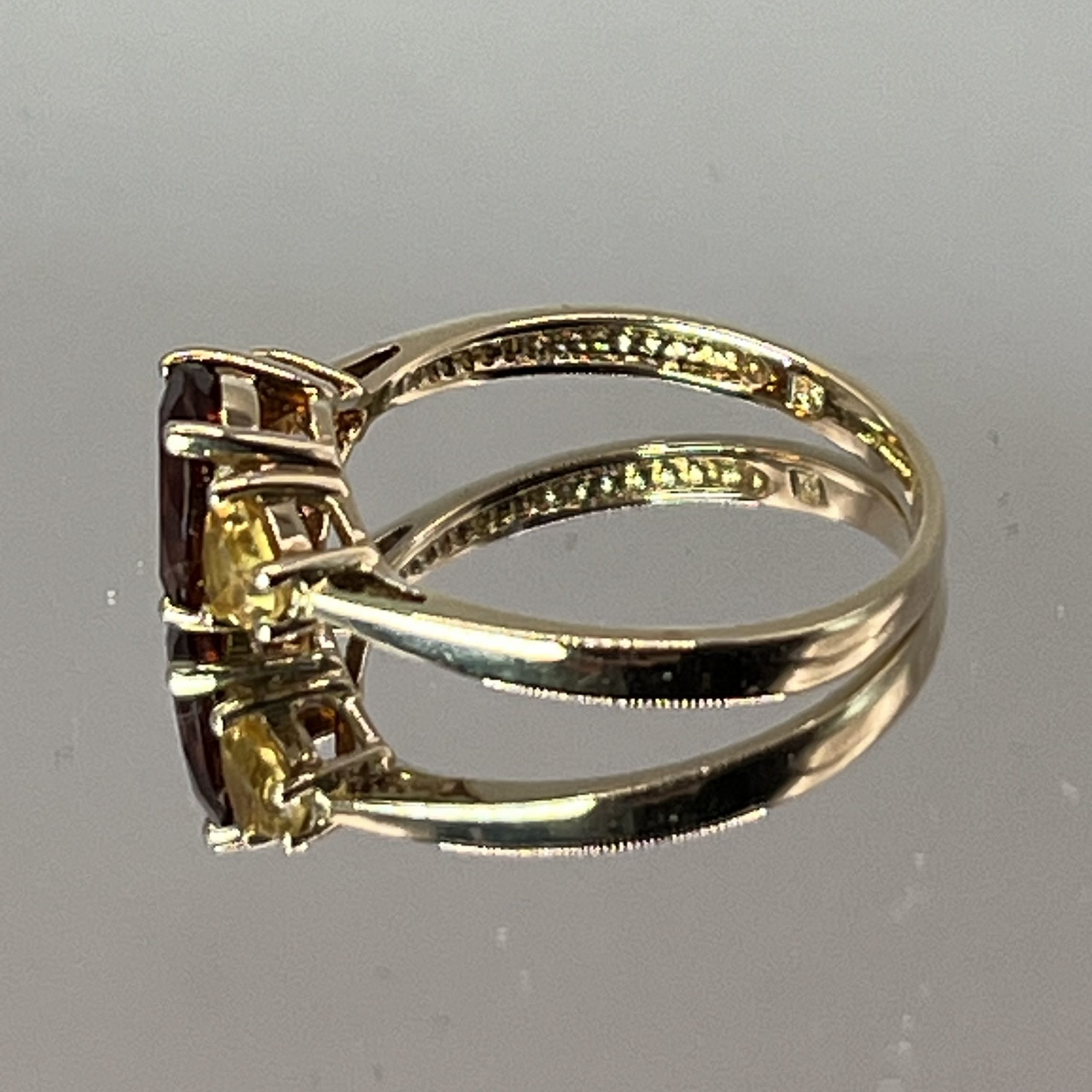9ct Gold Garnet Citrine Trilogy Ring Hallmark Pre Owned UK Size O - Image 2