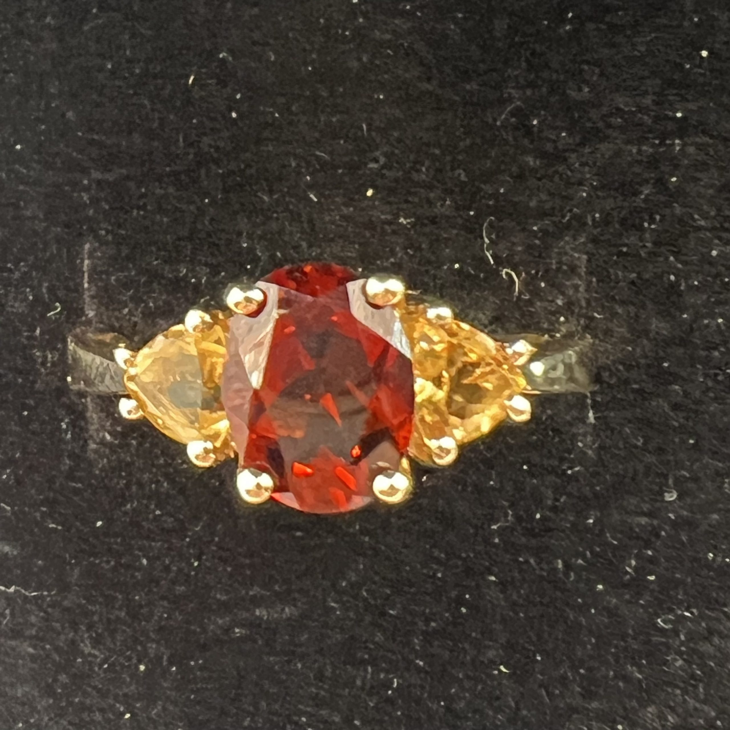 9ct Gold Garnet Citrine Trilogy Ring Hallmark Pre Owned UK Size O - Image 4