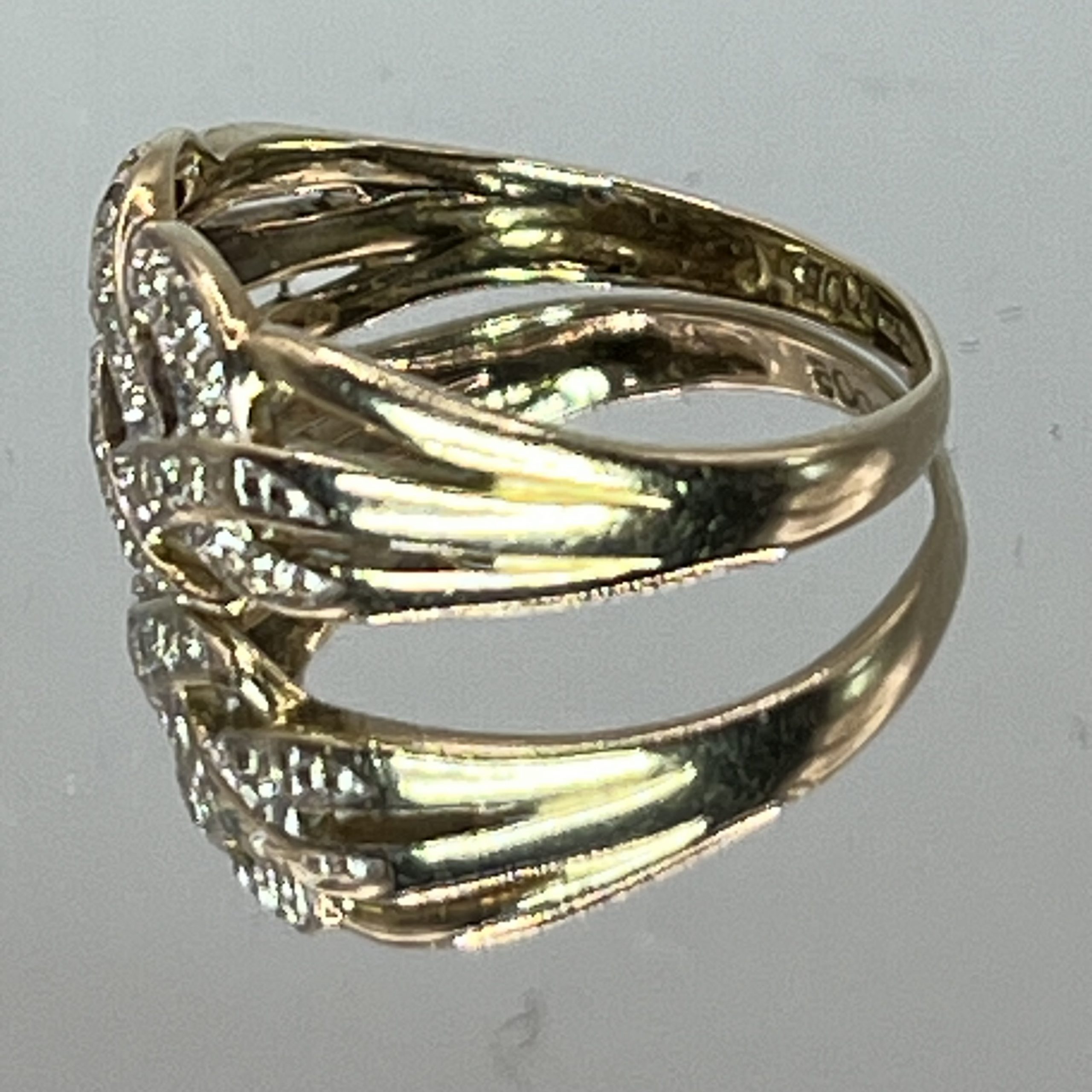 9ct Gold Diamond Twist Ring Hallmark Pre Owned UK Size M1/2 - Image 3