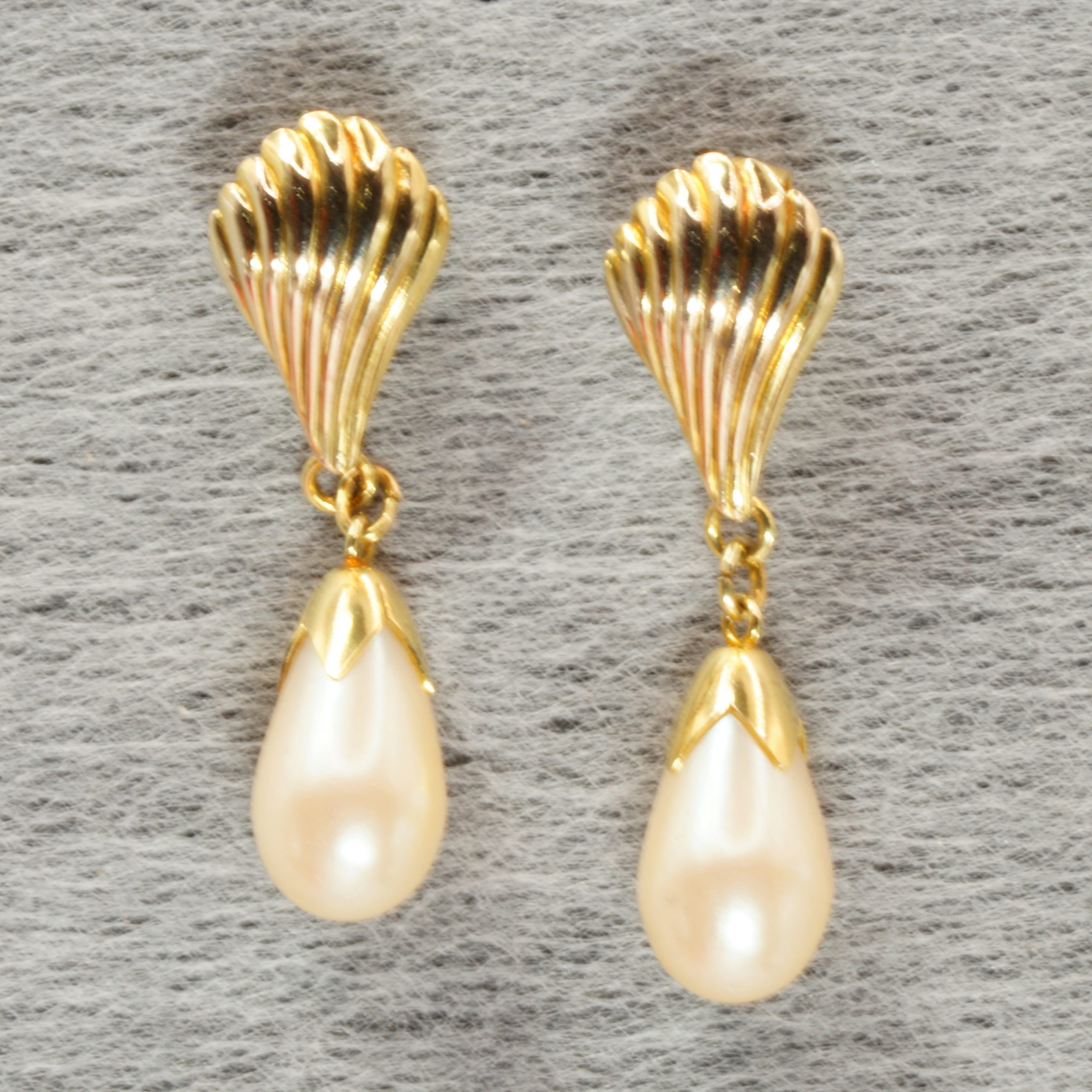 9ct Gold Pearl Teardrop Dangle Earrings Pierced Ears Pre Owned