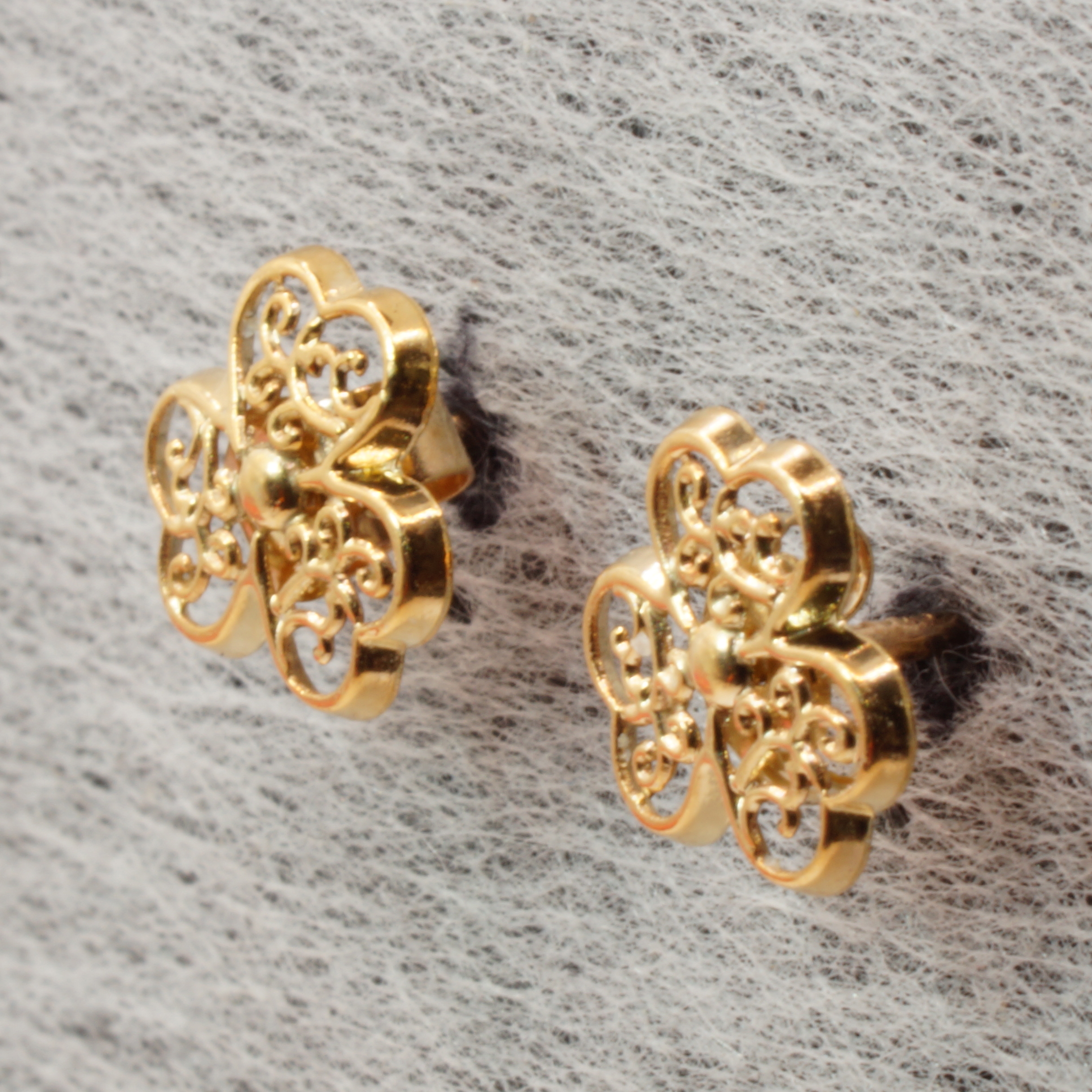 9ct Yellow Gold Stud Shamrock Earrings Hallmark Pre Owned - Image 3