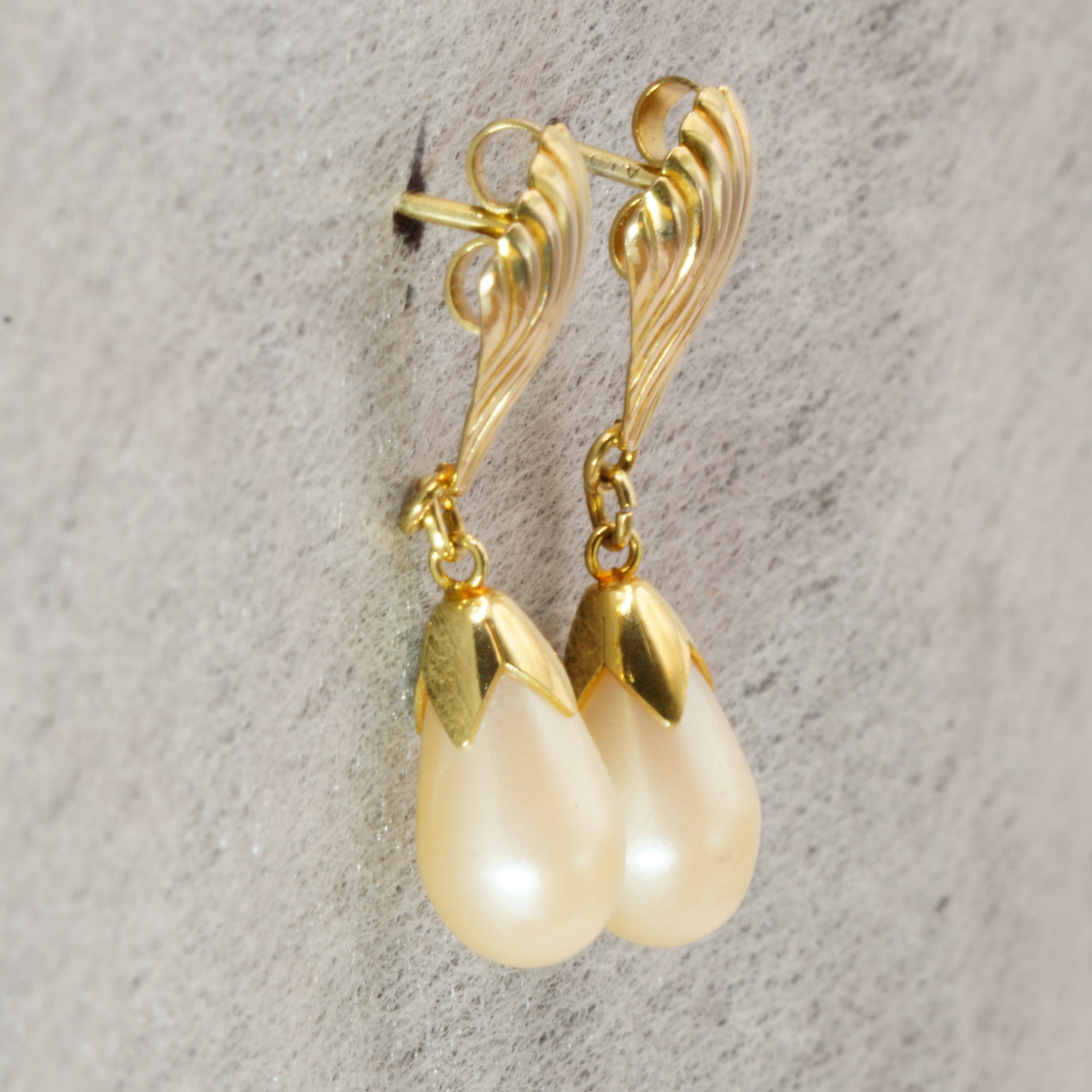9ct Gold Pearl Teardrop Dangle Earrings Pierced Ears Pre Owned - Image 3