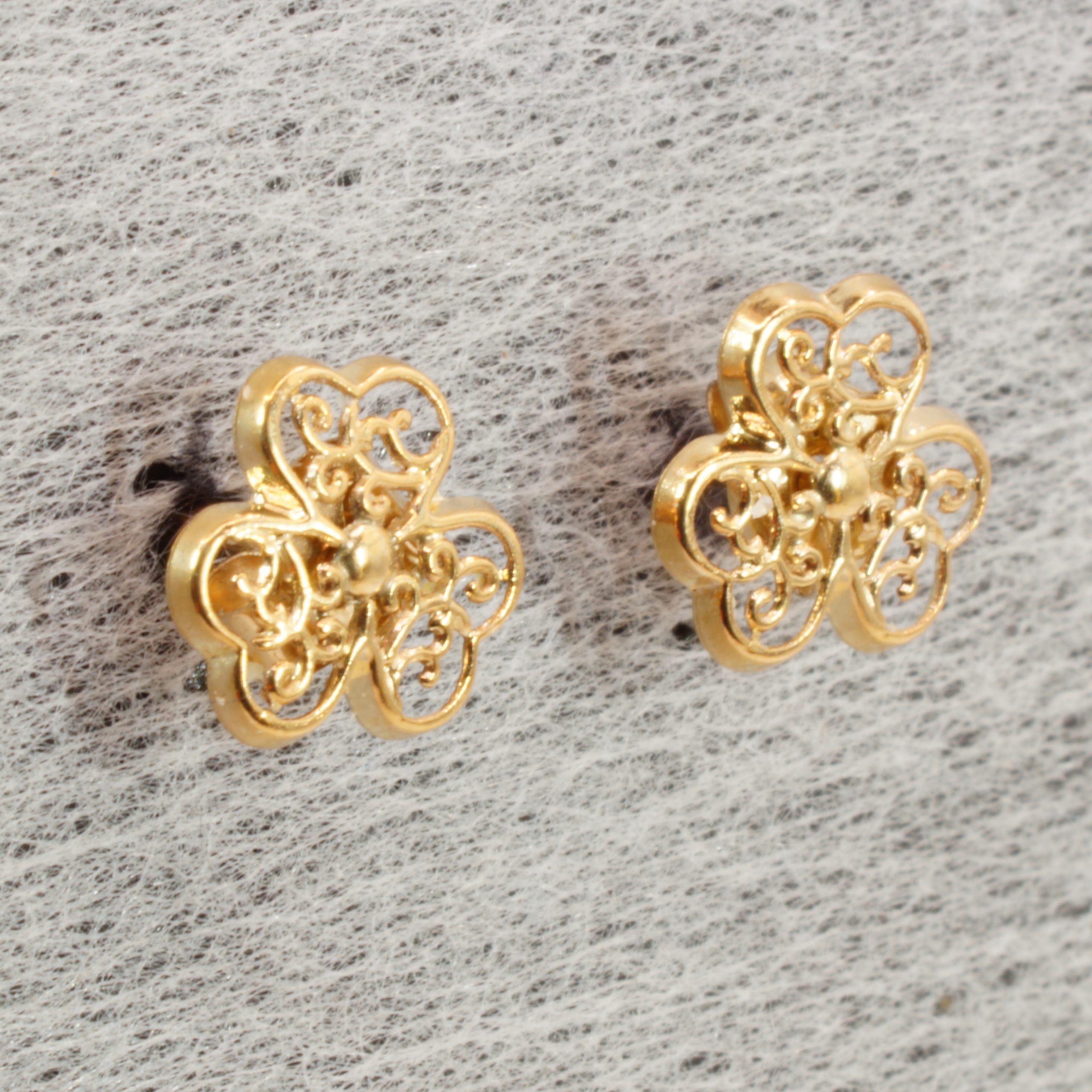 9ct Yellow Gold Stud Shamrock Earrings Hallmark Pre Owned - Image 2