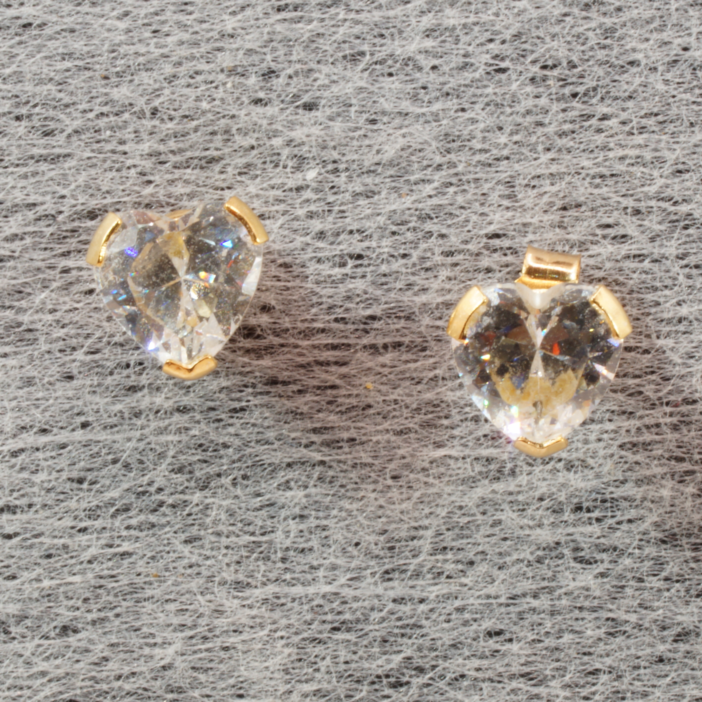 9ct Gold Heart Stud Earrings Pierced Ears Pre Owned 265B